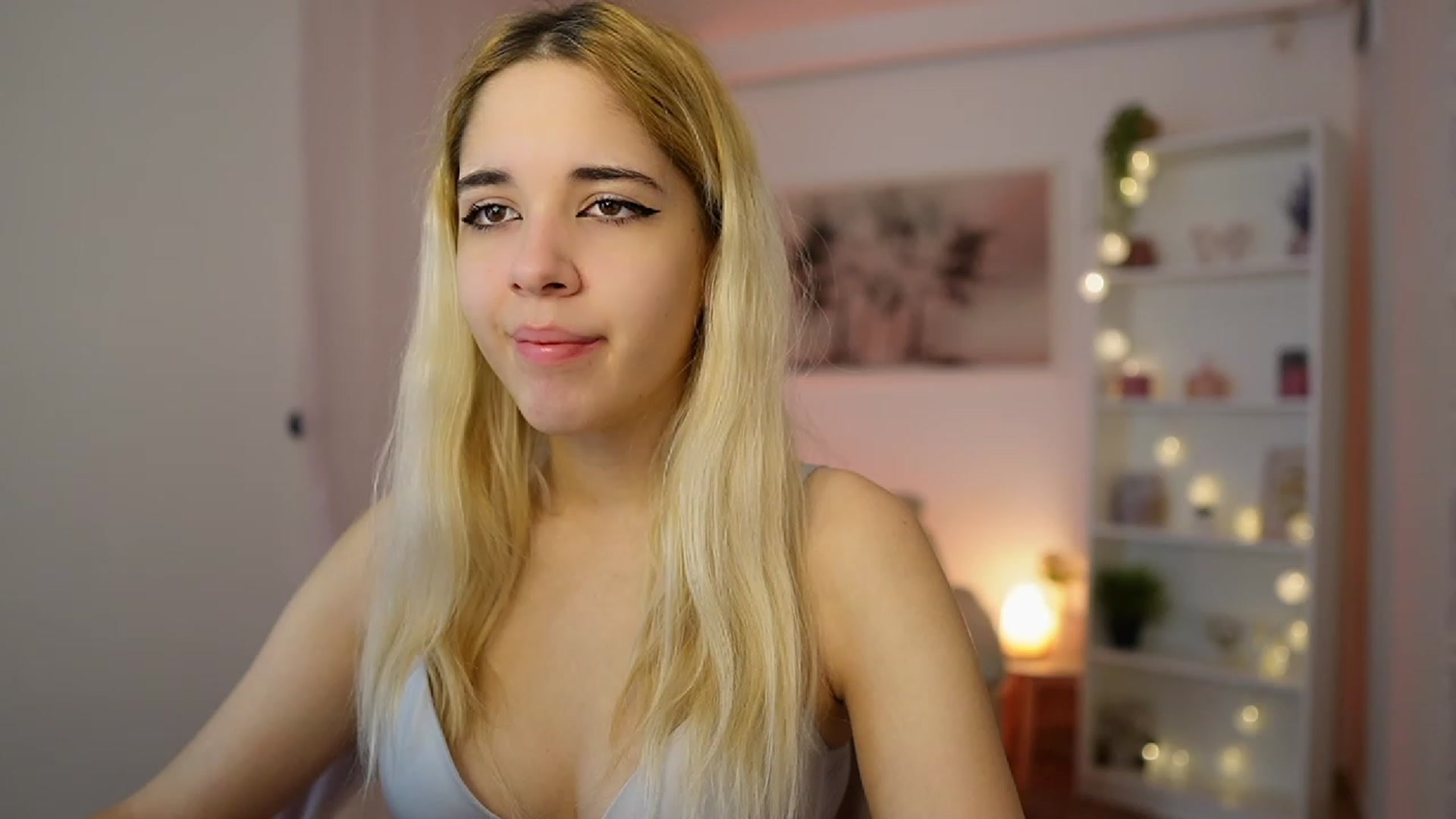 Gallery image thumbnail from Katie_Kush18's myfreecams stream on, 12/21/2023, 10:04 image 6 of 20
