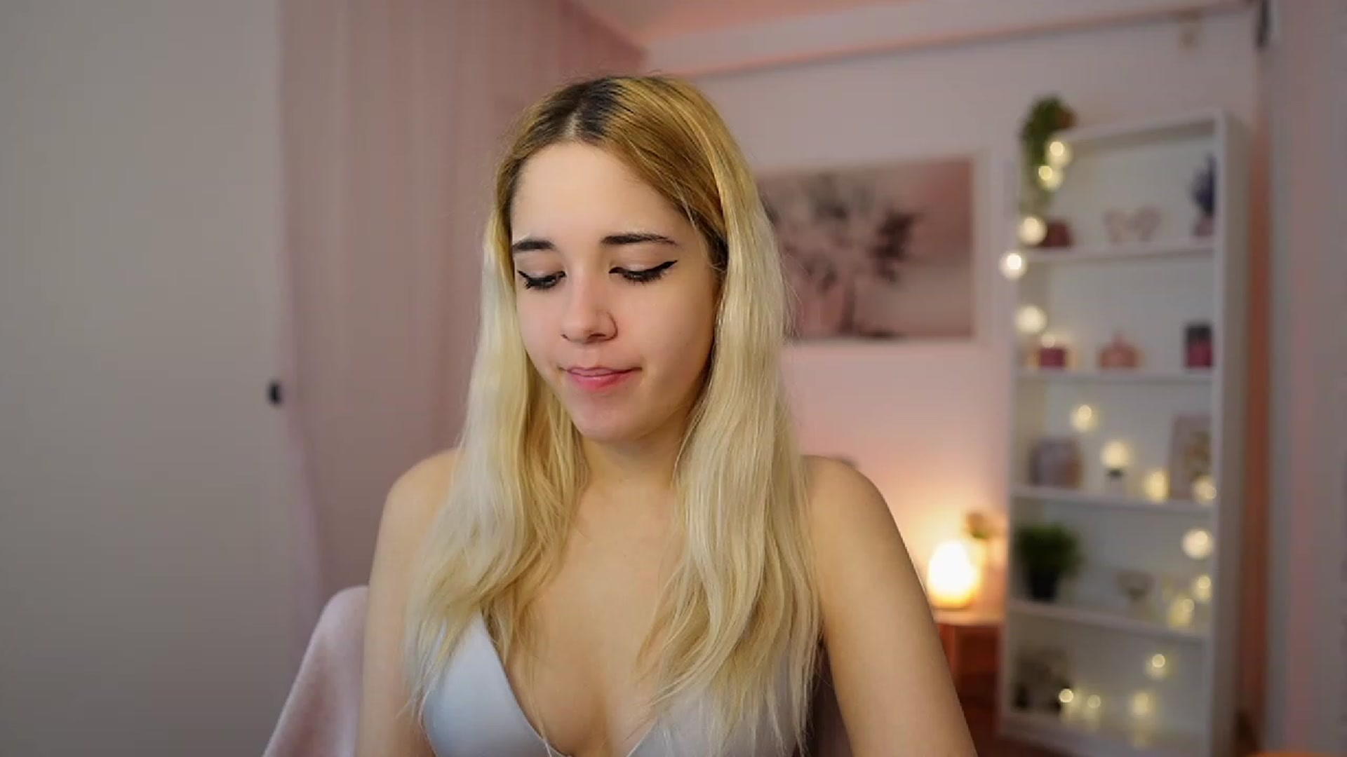 Gallery image thumbnail from Katie_Kush18's myfreecams stream on, 12/21/2023, 10:04 image 13 of 20