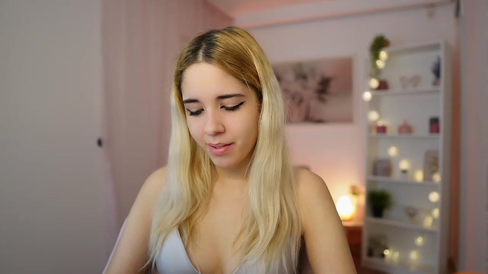Gallery image thumbnail from Katie_Kush18's myfreecams stream on, 12/21/2023, 10:04 image 14 of 20