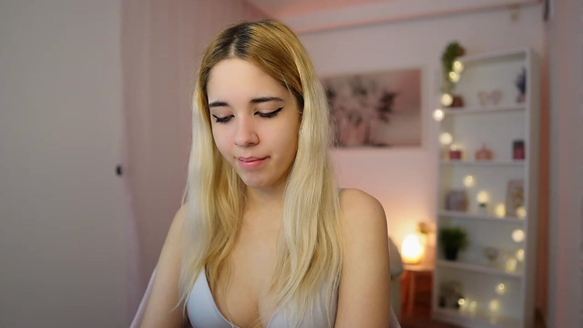 Gallery image thumbnail from Katie_Kush18's myfreecams stream on, 12/21/2023, 10:04 image 12 of 20