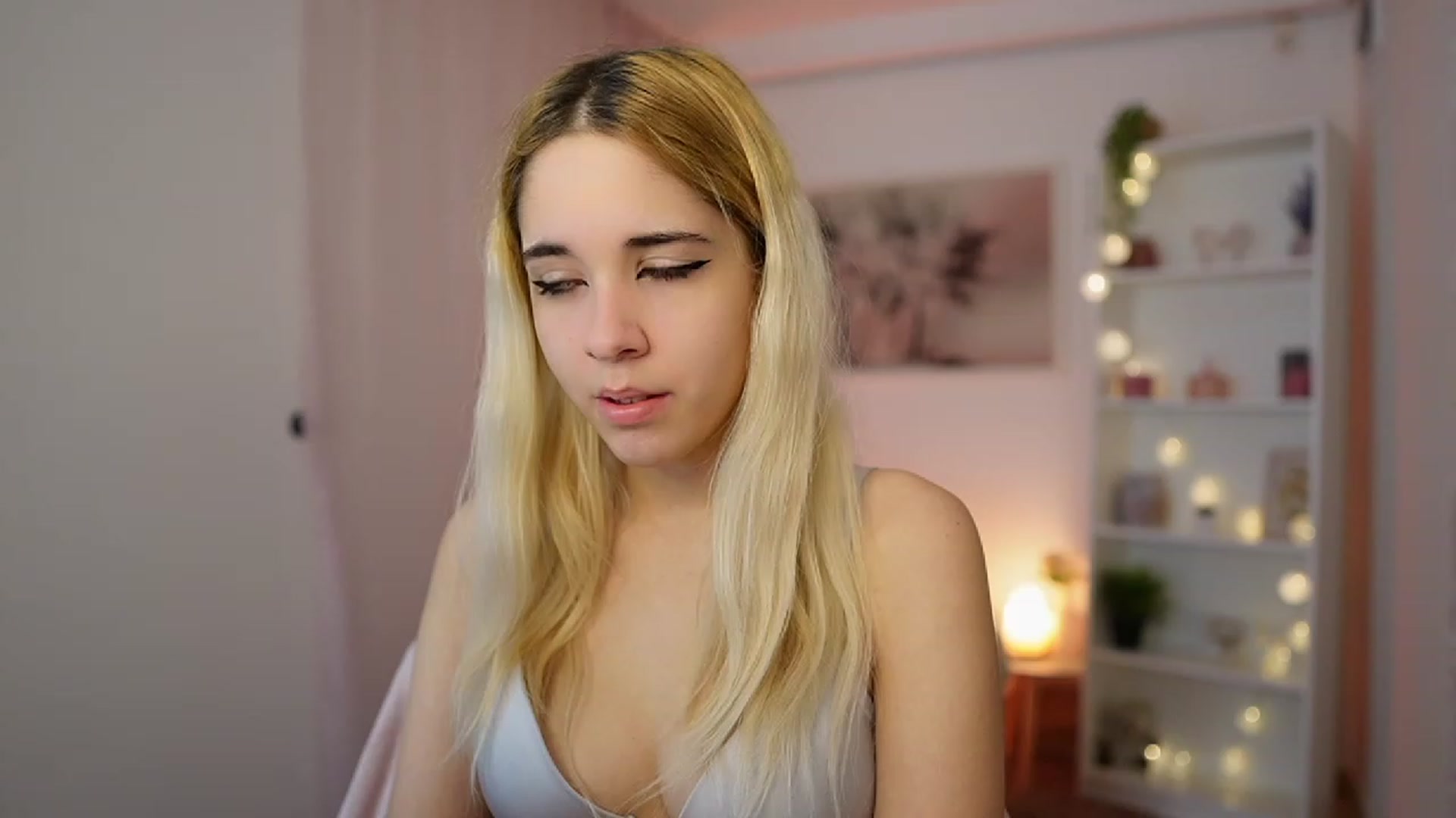 Gallery image thumbnail from Katie_Kush18's myfreecams stream on, 12/21/2023, 10:04 image 11 of 20