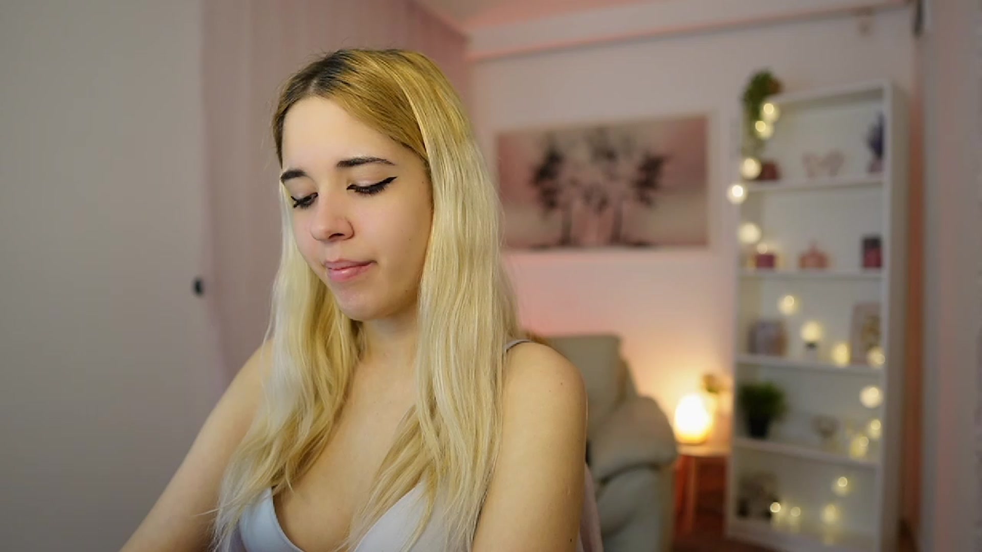 Gallery image thumbnail from Katie_Kush18's myfreecams stream on, 12/21/2023, 11:03 image 12 of 20