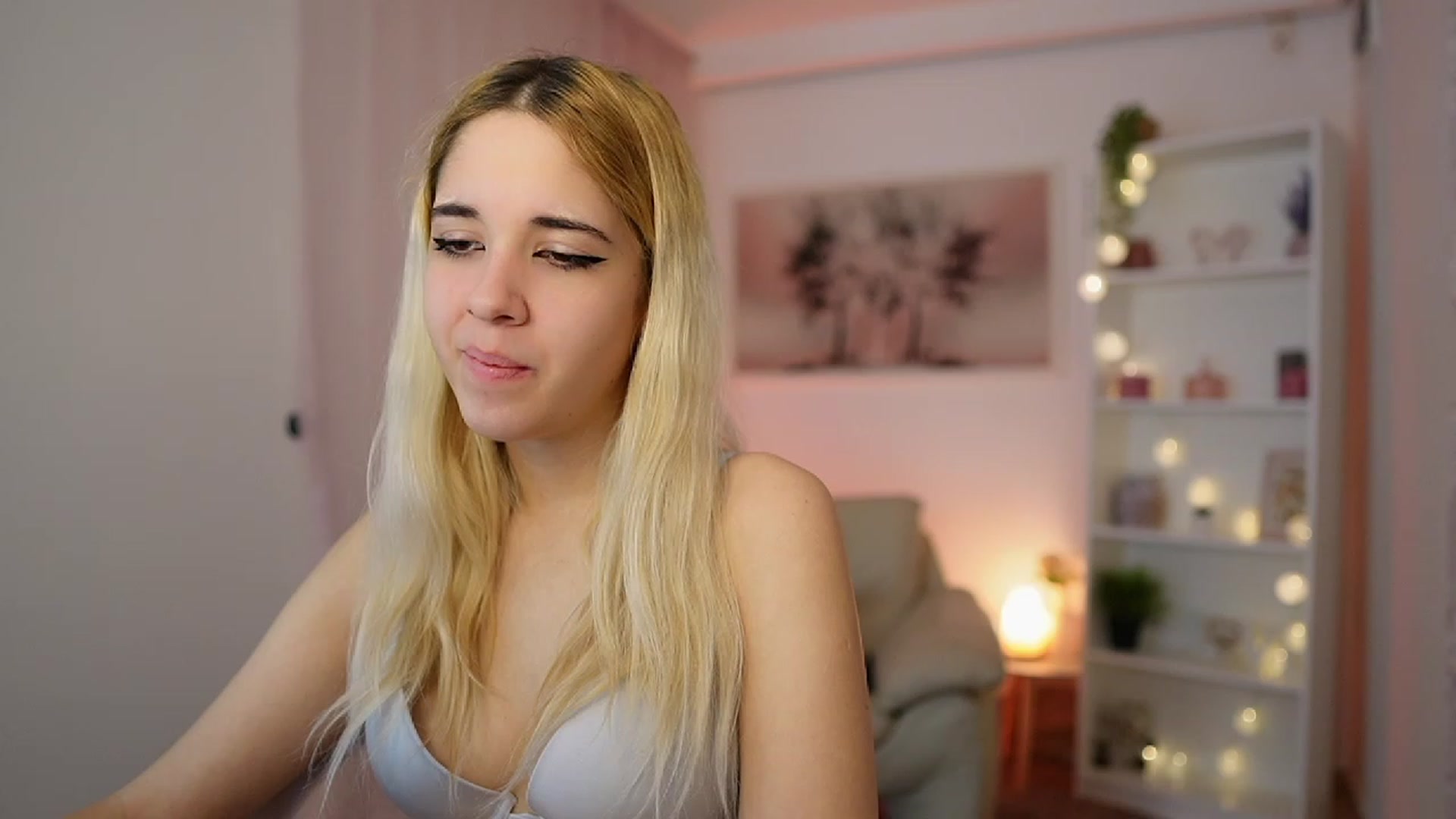 Gallery image thumbnail from Katie_Kush18's myfreecams stream on, 12/21/2023, 11:03 image 18 of 20