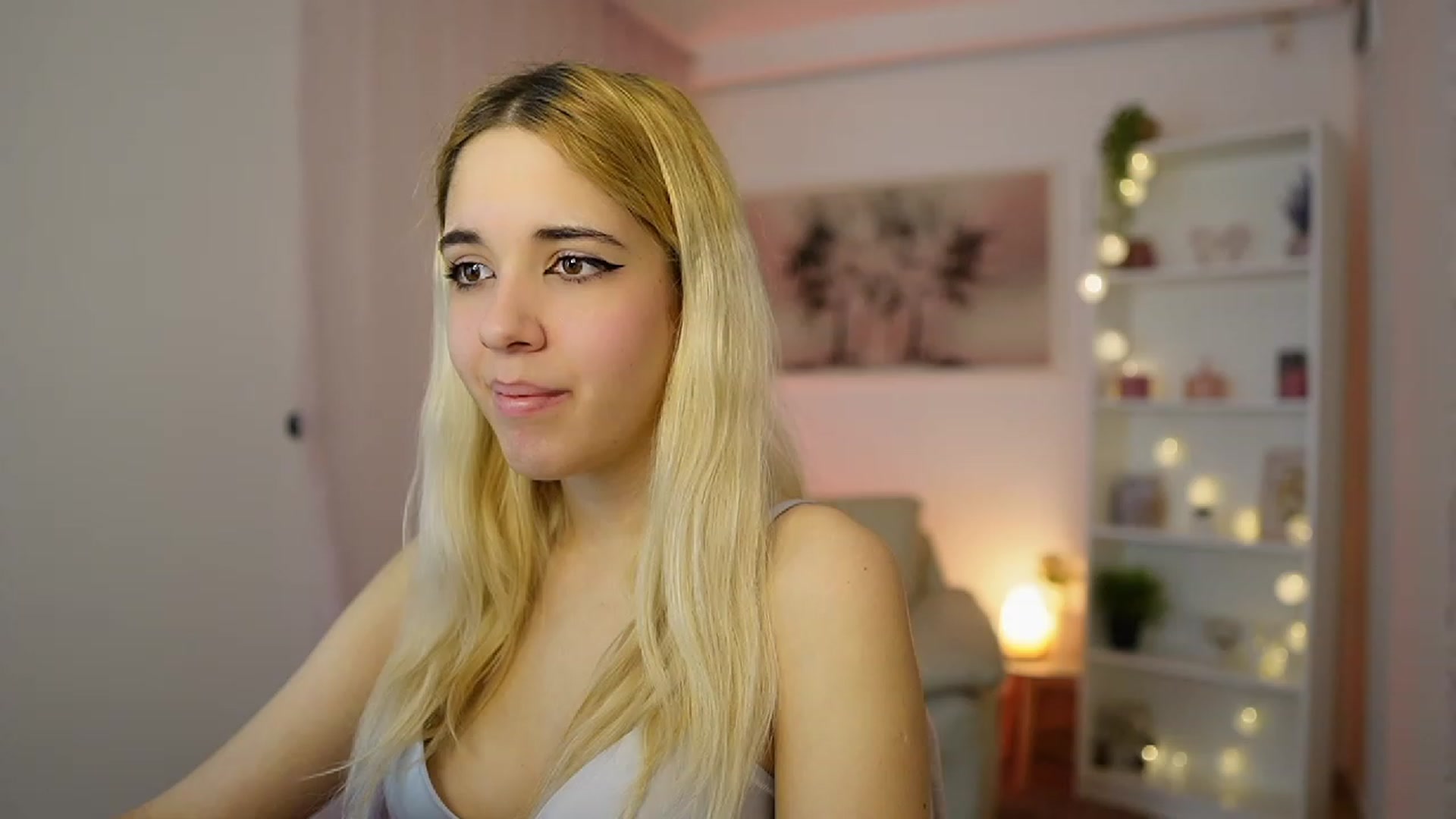 Gallery image thumbnail from Katie_Kush18's myfreecams stream on, 12/21/2023, 11:03 image 13 of 20