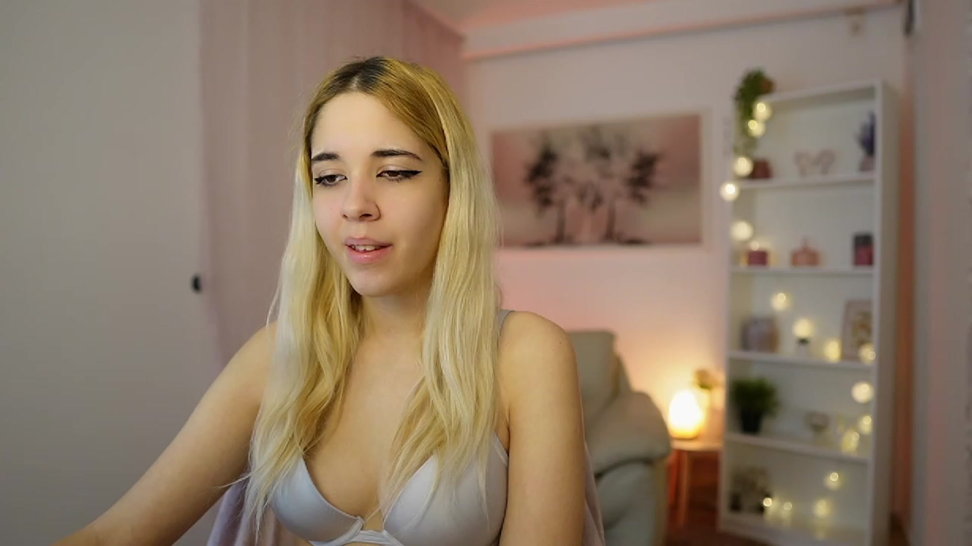 Gallery image thumbnail from Katie_Kush18's myfreecams stream on, 12/21/2023, 11:03 image 9 of 20