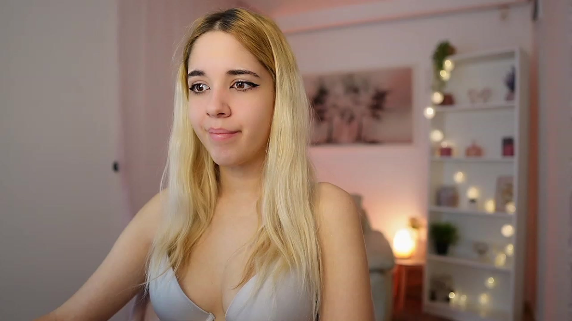 Gallery image thumbnail from Katie_Kush18's myfreecams stream on, 12/21/2023, 11:03 image 3 of 20