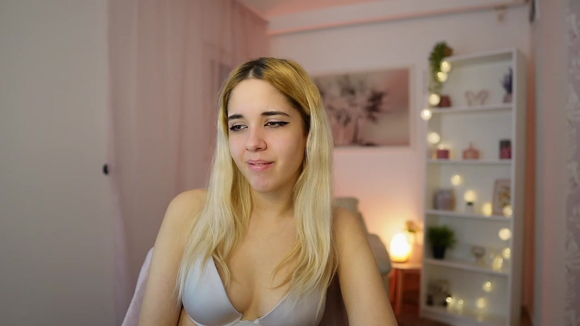 Gallery image thumbnail from Katie_Kush18's myfreecams stream on, 12/21/2023, 12:32 image 13 of 20