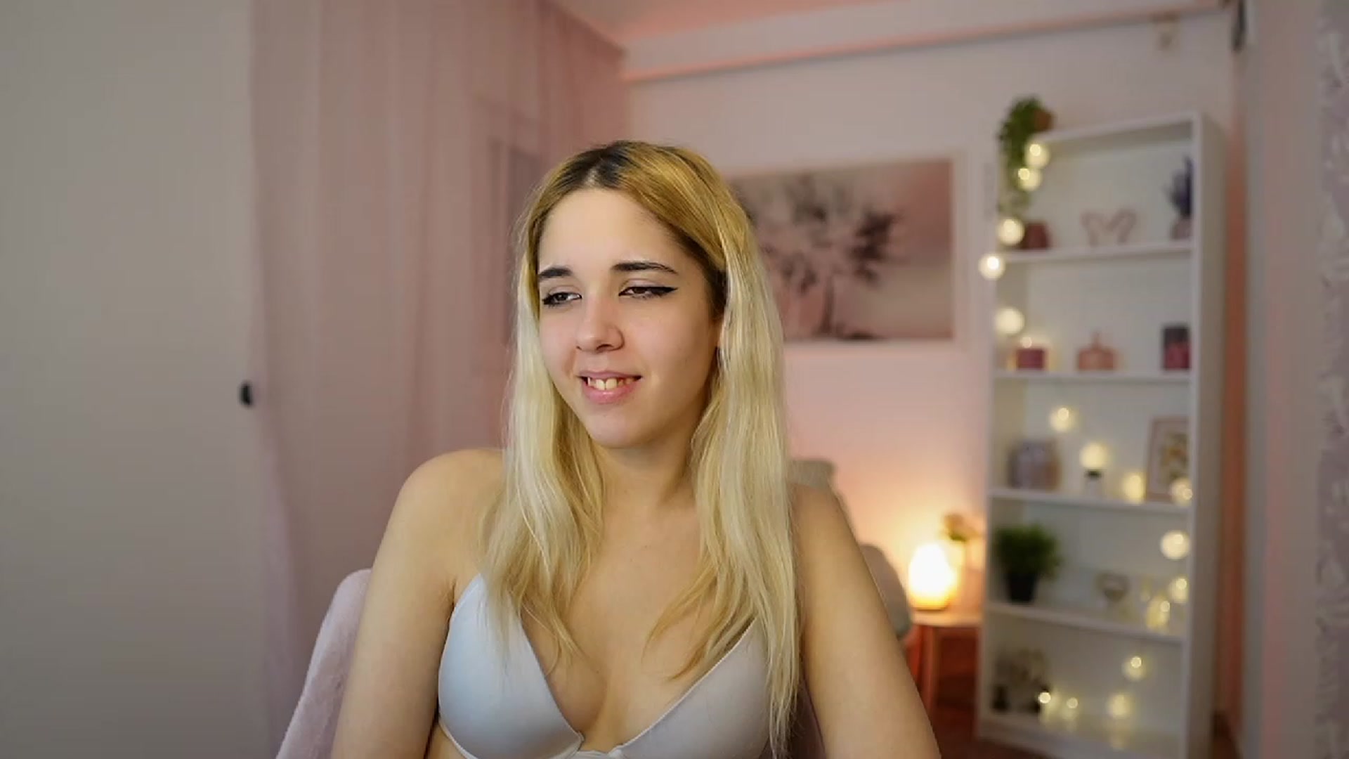 Gallery image thumbnail from Katie_Kush18's myfreecams stream on, 12/21/2023, 12:32 image 19 of 20