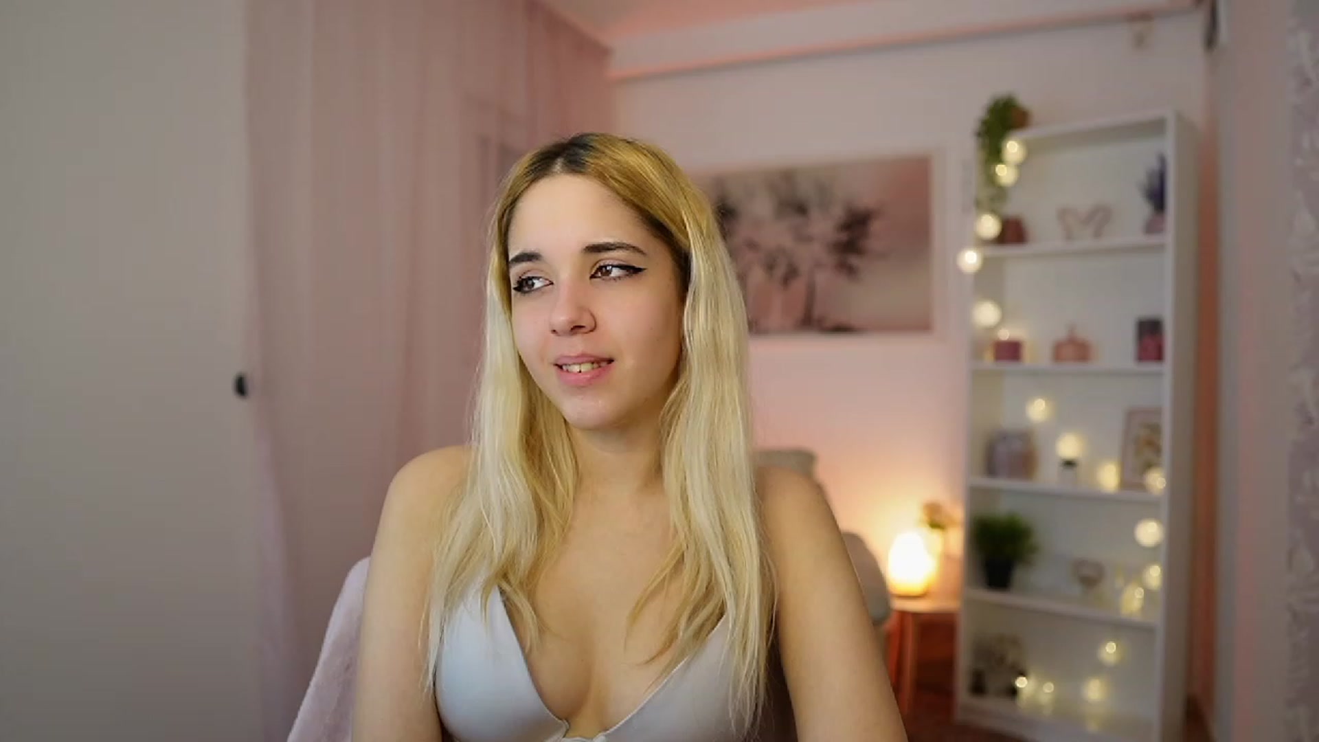 Gallery image thumbnail from Katie_Kush18's myfreecams stream on, 12/21/2023, 12:32 image 16 of 20