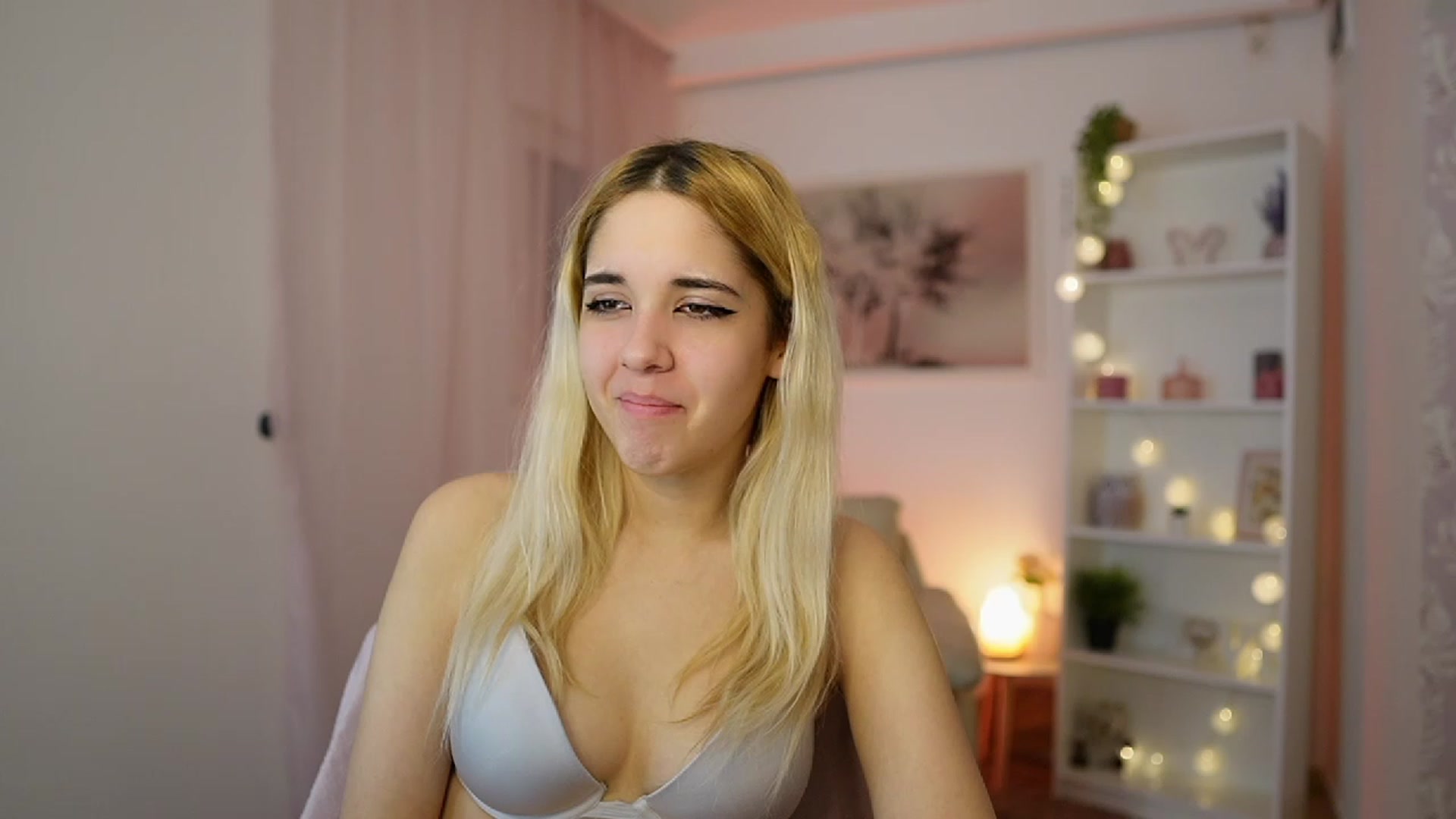 Gallery image thumbnail from Katie_Kush18's myfreecams stream on, 12/21/2023, 12:32 image 12 of 20