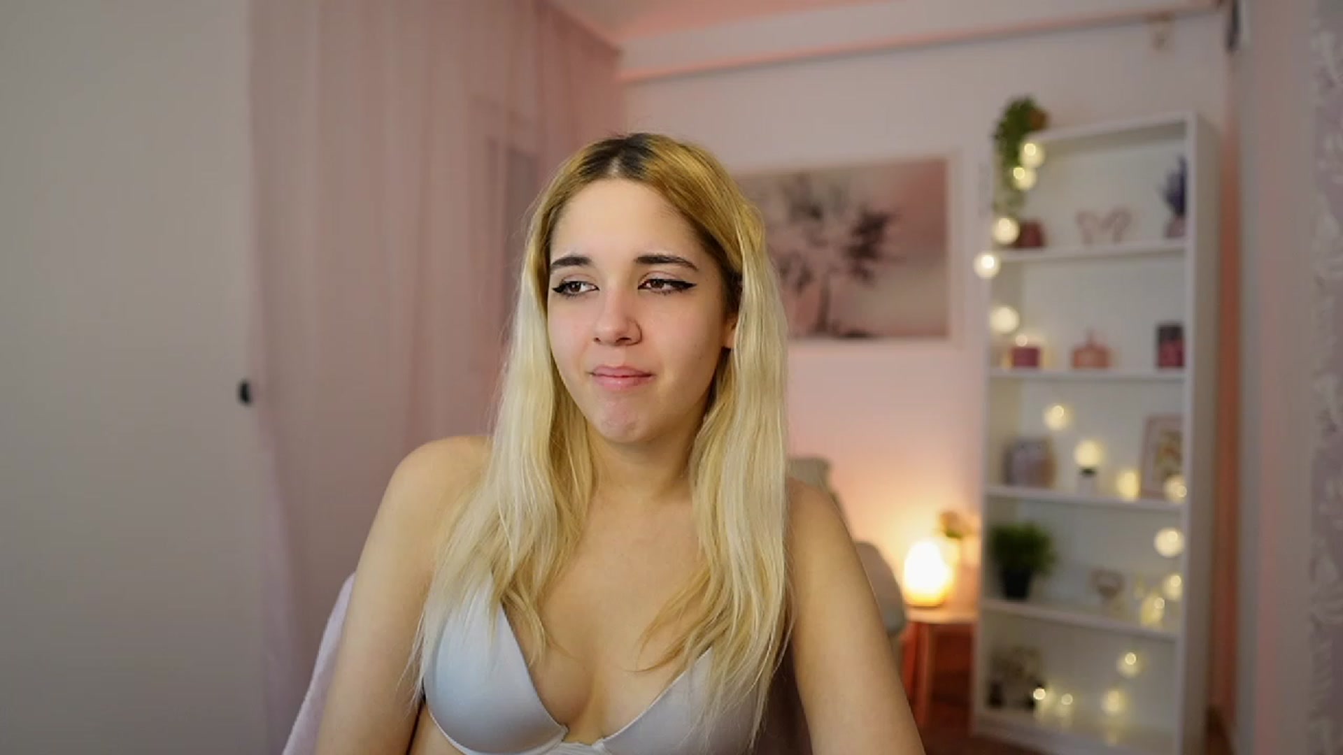 Gallery image thumbnail from Katie_Kush18's myfreecams stream on, 12/21/2023, 12:32 image 14 of 20