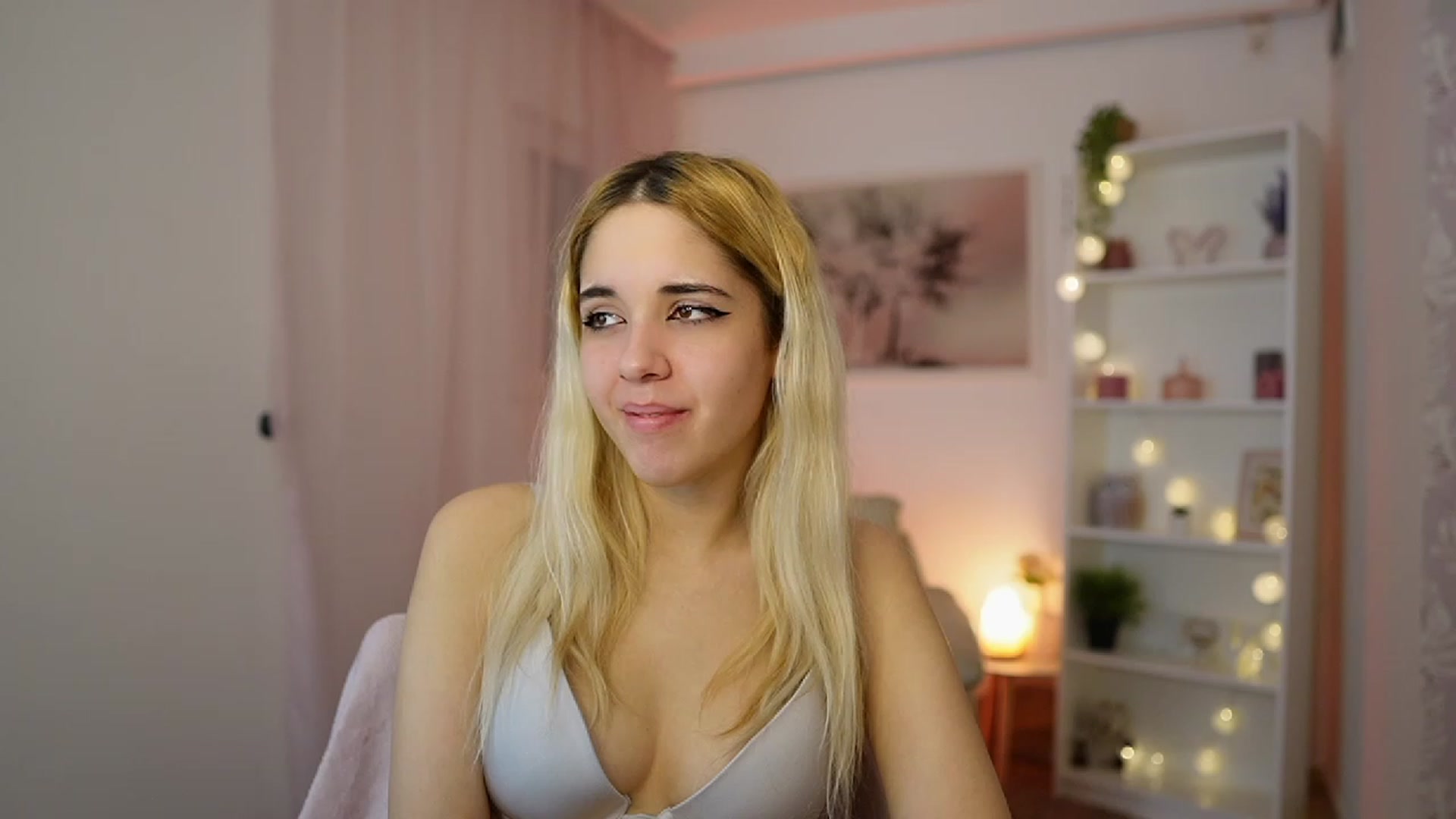 Gallery image thumbnail from Katie_Kush18's myfreecams stream on, 12/21/2023, 12:32 image 18 of 20