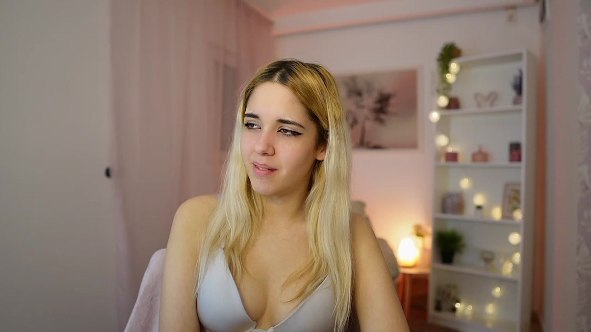 Gallery image thumbnail from Katie_Kush18's myfreecams stream on, 12/21/2023, 12:32 image 17 of 20