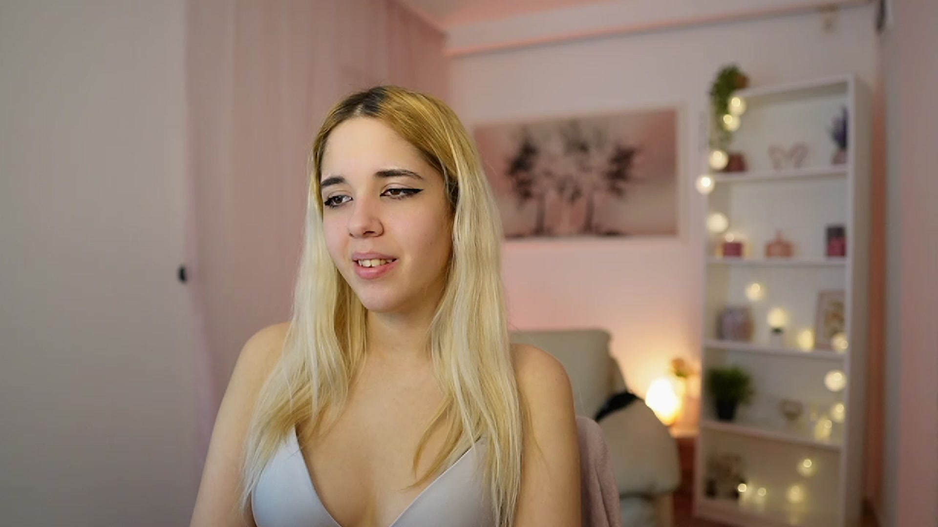 Gallery image thumbnail from Katie_Kush18's myfreecams stream on, 12/21/2023, 13:46 image 5 of 20