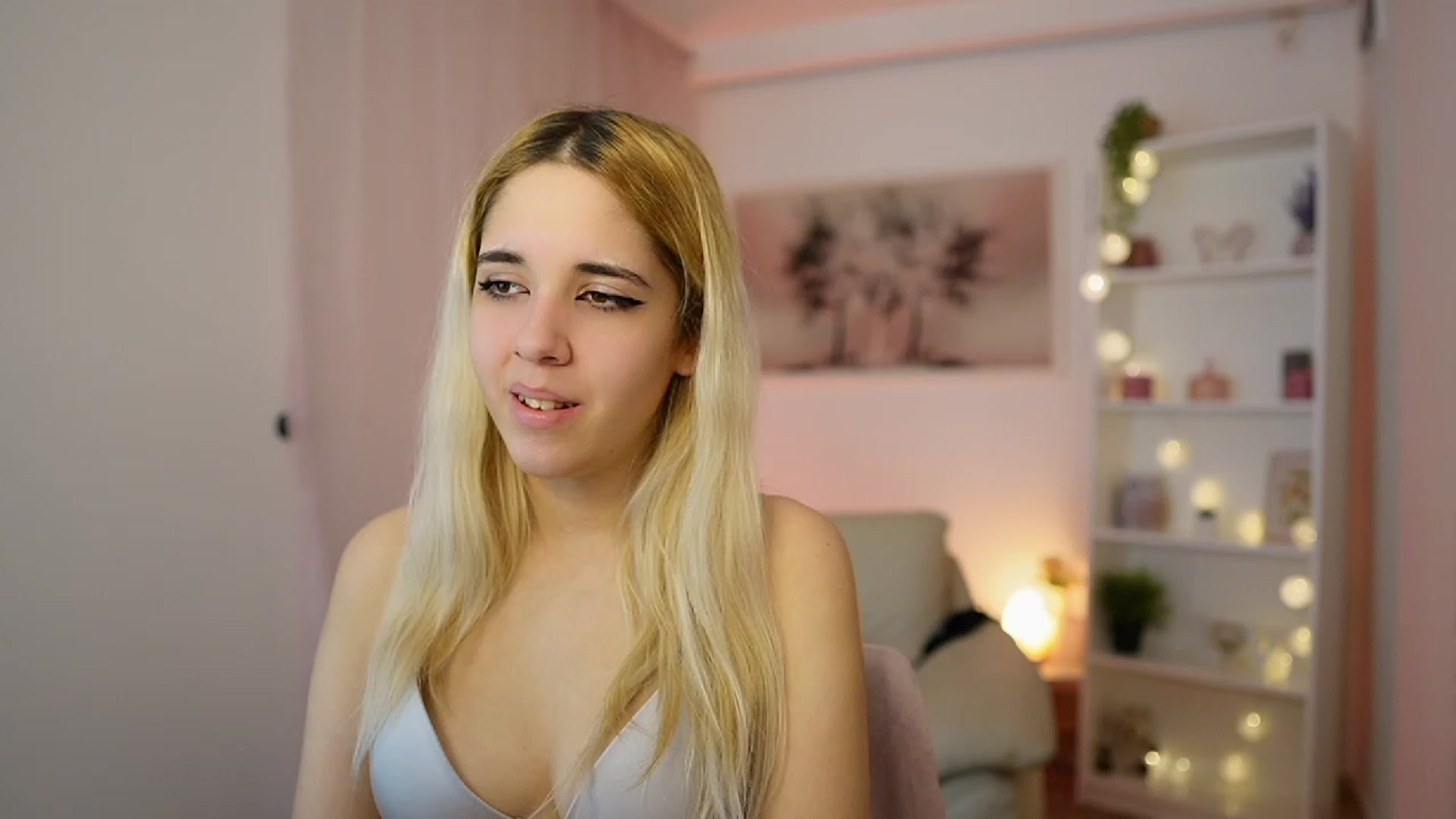 Gallery image thumbnail from Katie_Kush18's myfreecams stream on, 12/21/2023, 13:46 image 13 of 20