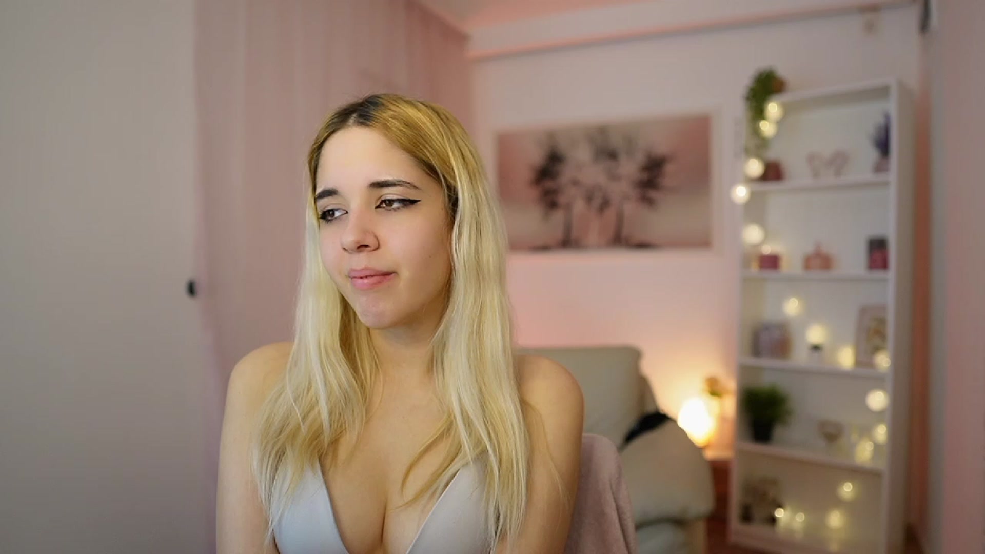 Gallery image thumbnail from Katie_Kush18's myfreecams stream on, 12/21/2023, 13:46 image 6 of 20