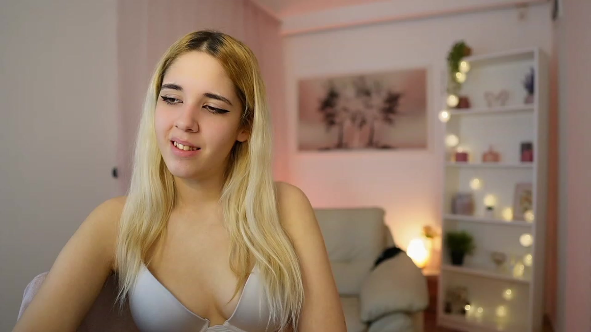 Gallery image thumbnail from Katie_Kush18's myfreecams stream on, 12/21/2023, 13:46 image 1 of 20