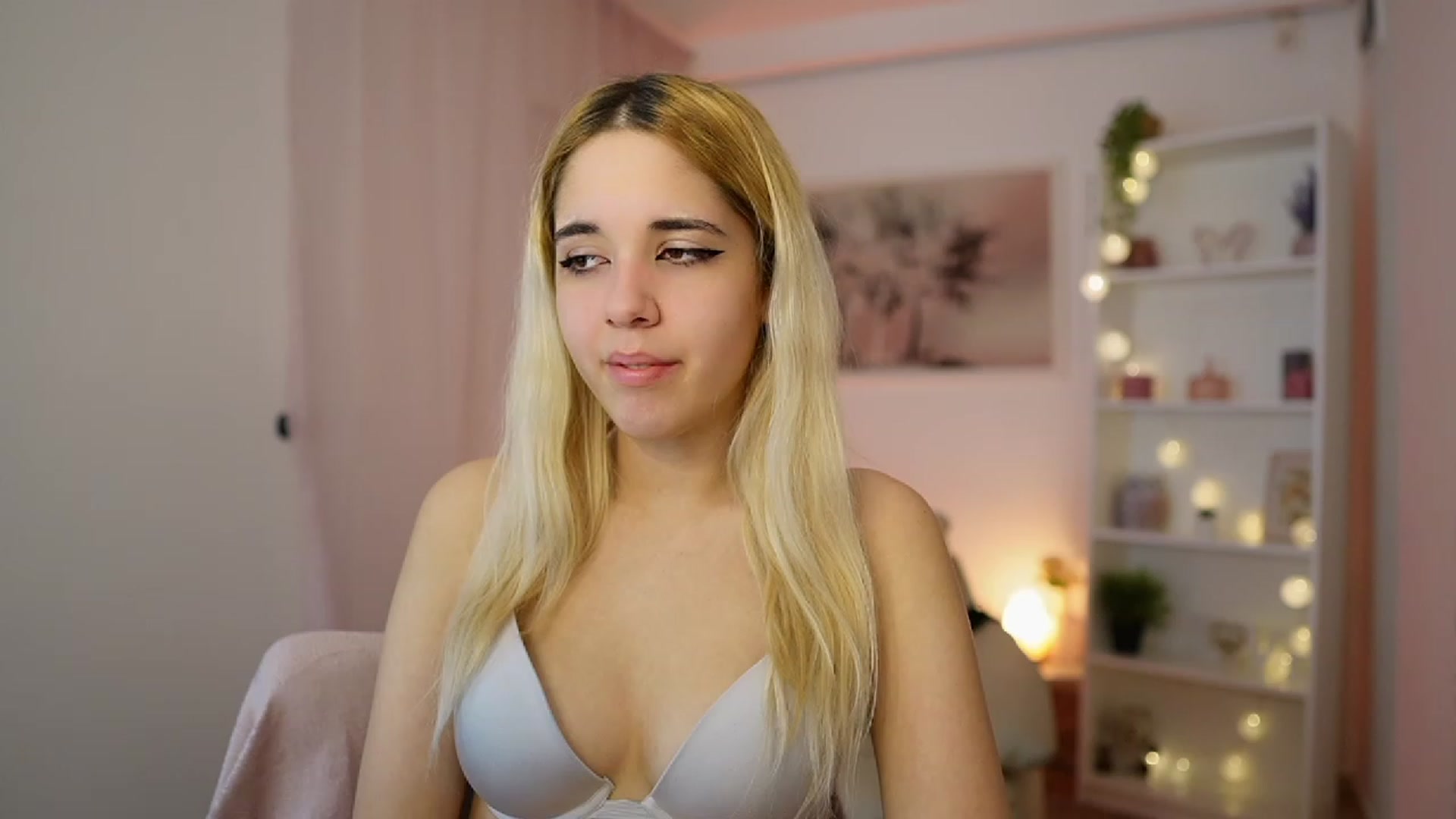 Gallery image thumbnail from Katie_Kush18's myfreecams stream on, 12/21/2023, 13:46 image 8 of 20