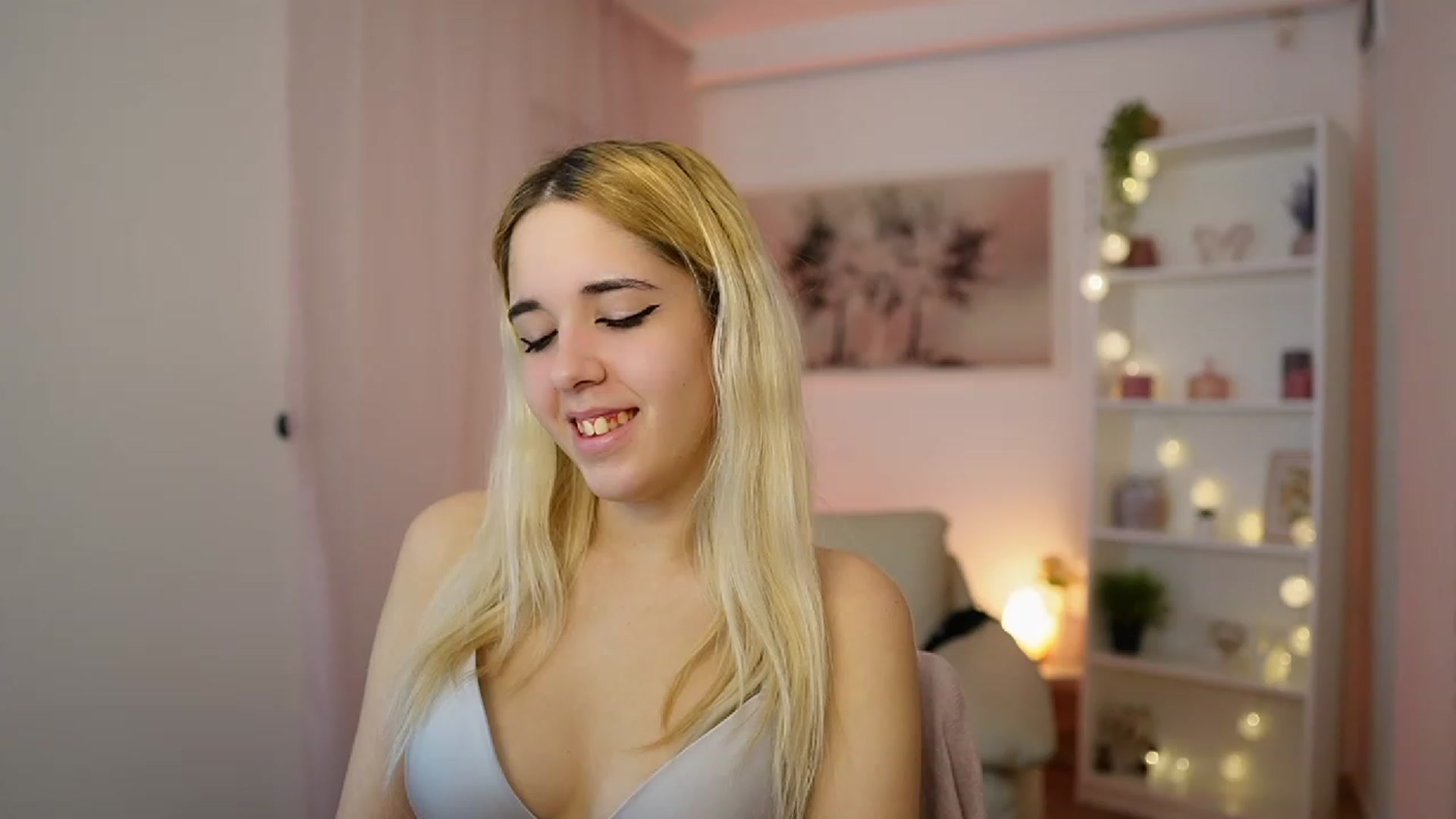 Gallery image thumbnail from Katie_Kush18's myfreecams stream on, 12/21/2023, 13:46 image 4 of 20
