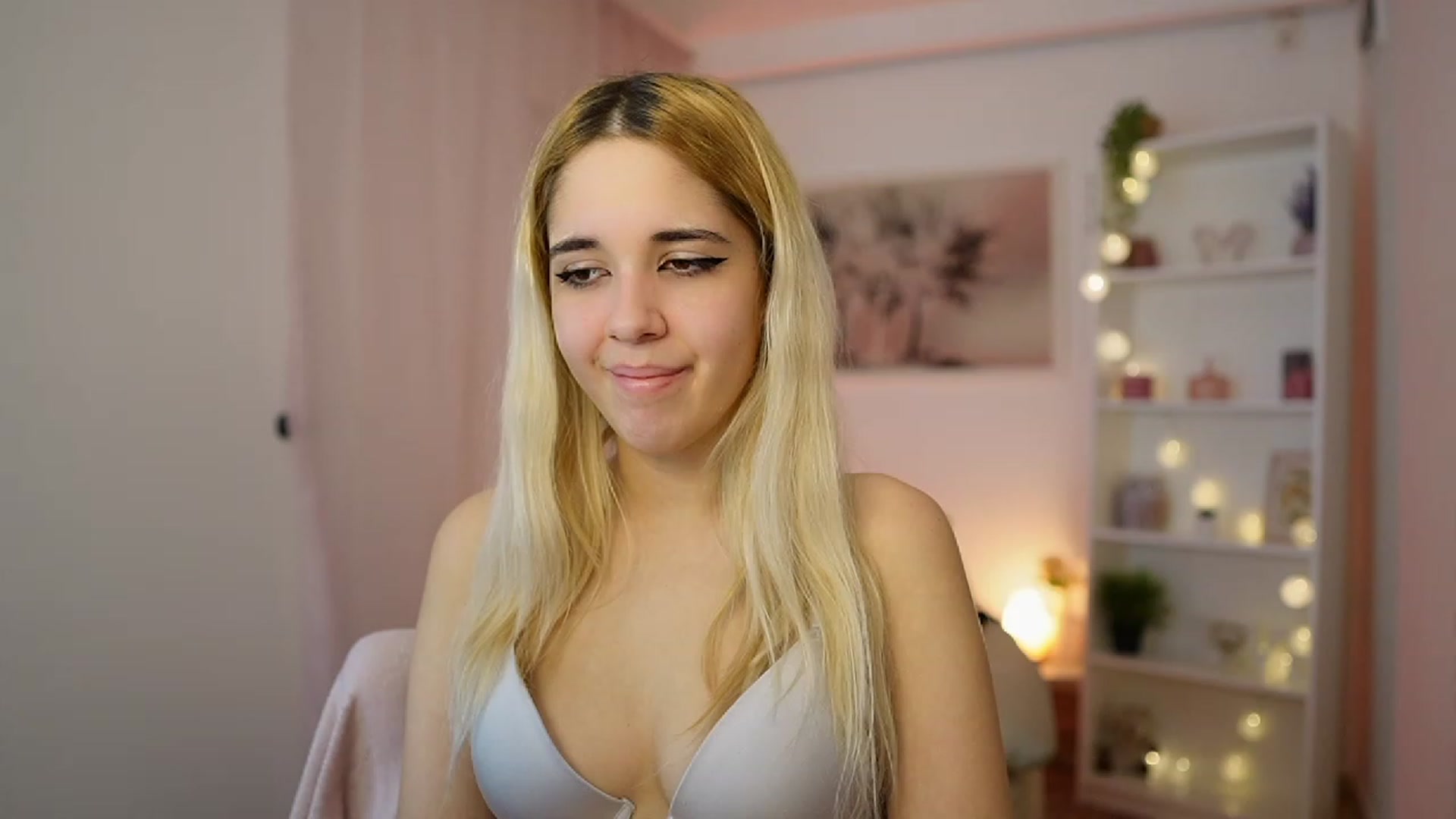 Gallery image thumbnail from Katie_Kush18's myfreecams stream on, 12/21/2023, 13:46 image 17 of 20