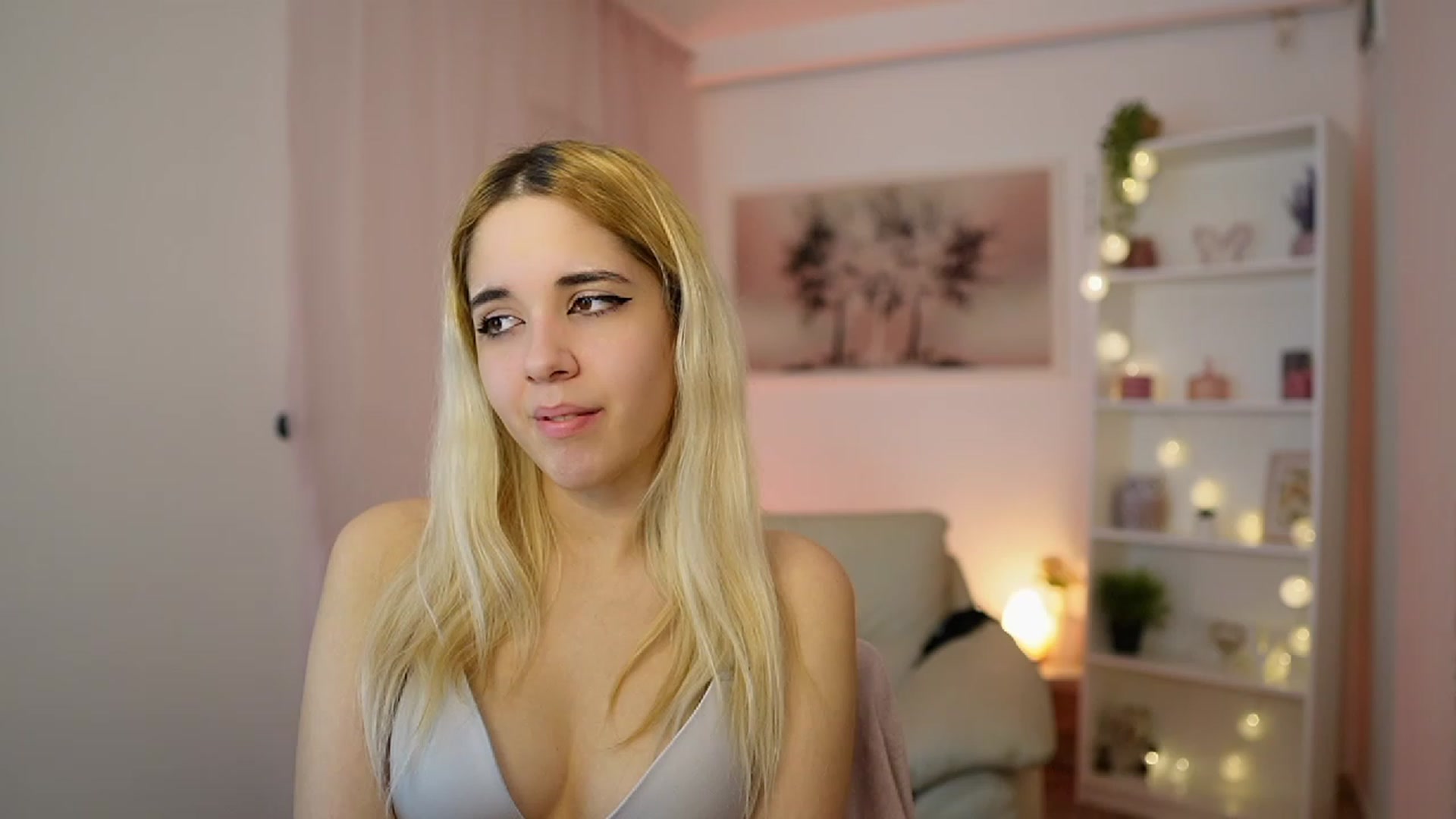 Gallery image thumbnail from Katie_Kush18's myfreecams stream on, 12/21/2023, 13:46 image 7 of 20