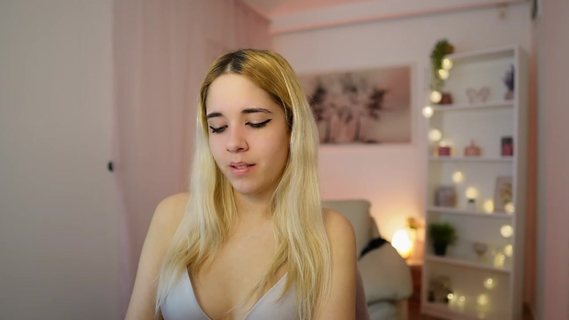 Gallery image thumbnail from Katie_Kush18's myfreecams stream on, 12/21/2023, 13:46 image 14 of 20