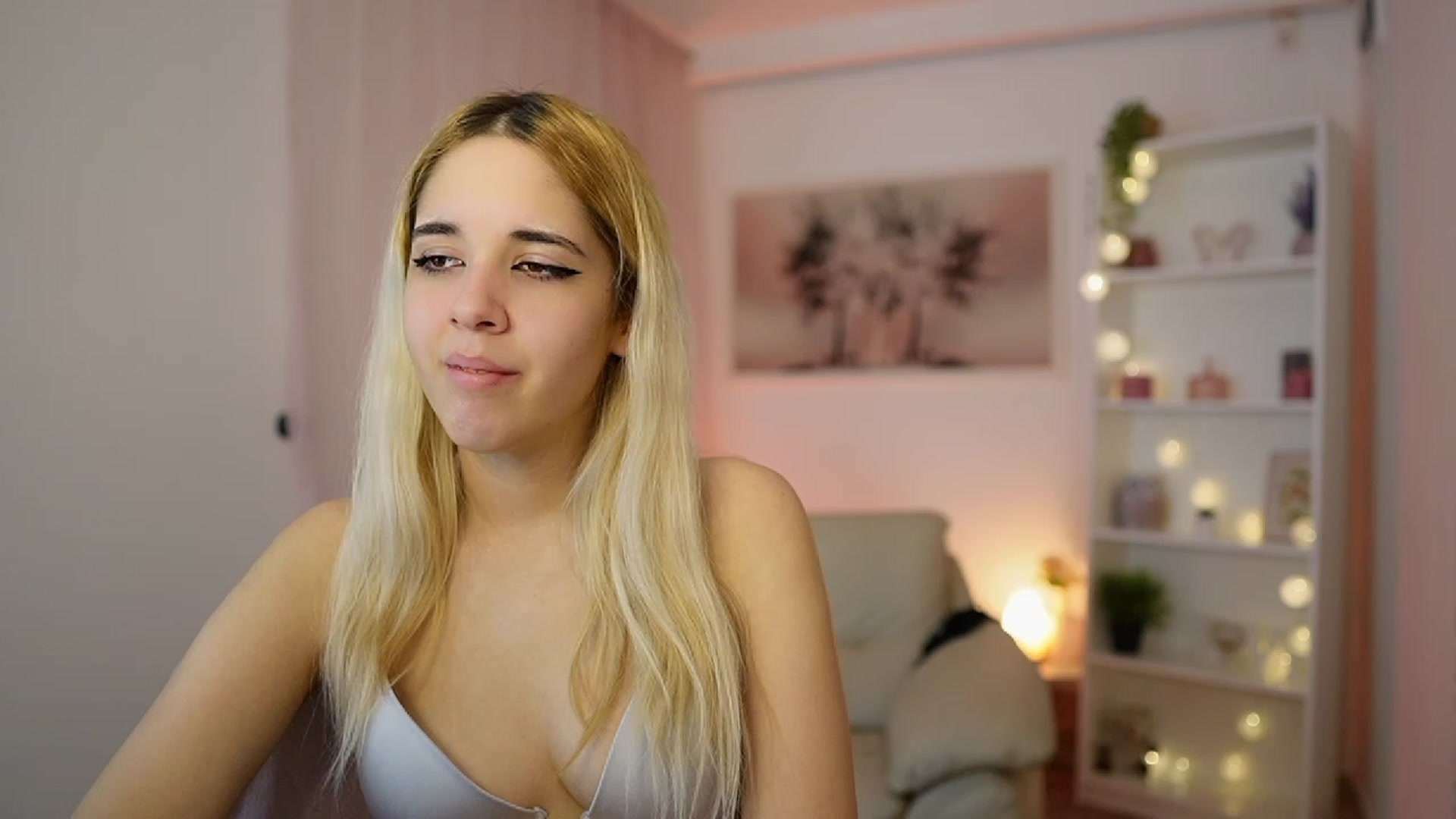 Gallery image thumbnail from Katie_Kush18's myfreecams stream on, 12/21/2023, 13:46 image 2 of 20