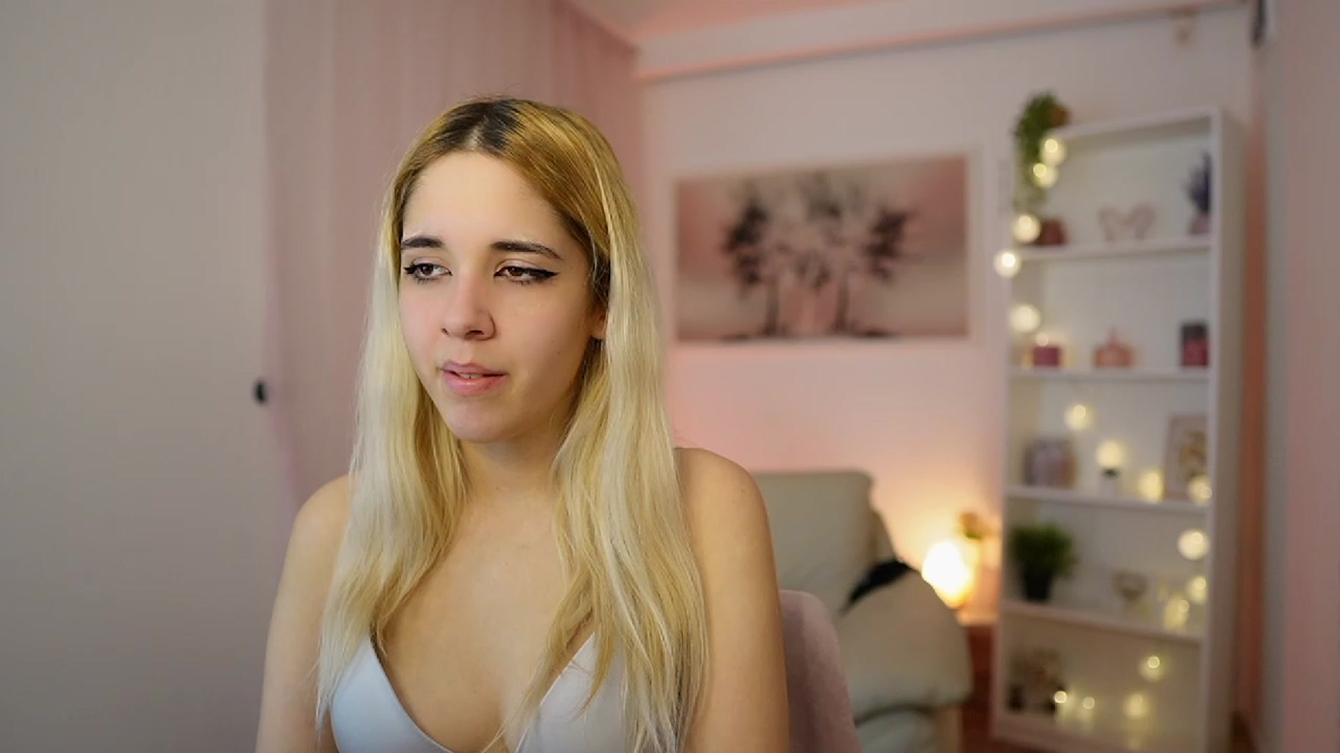 Gallery image thumbnail from Katie_Kush18's myfreecams stream on, 12/21/2023, 13:46 image 12 of 20