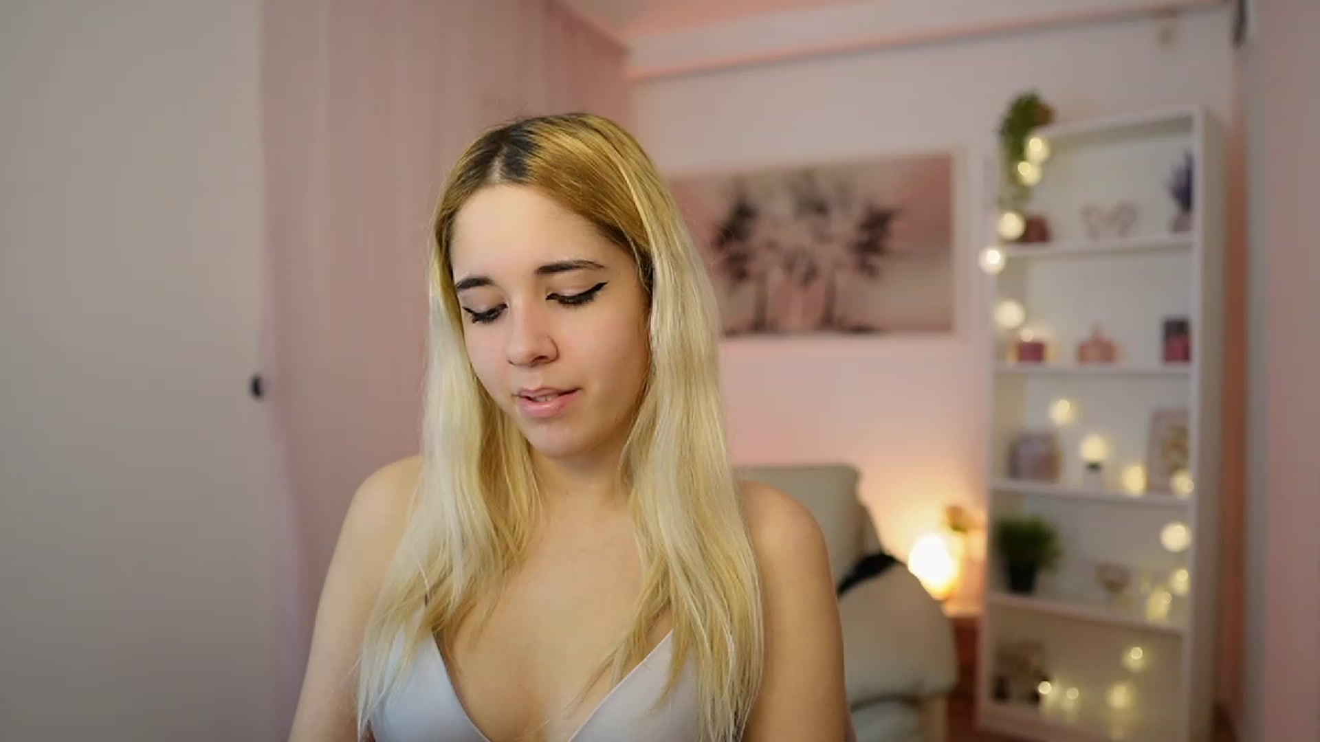 Gallery image thumbnail from Katie_Kush18's myfreecams stream on, 12/21/2023, 13:46 image 15 of 20