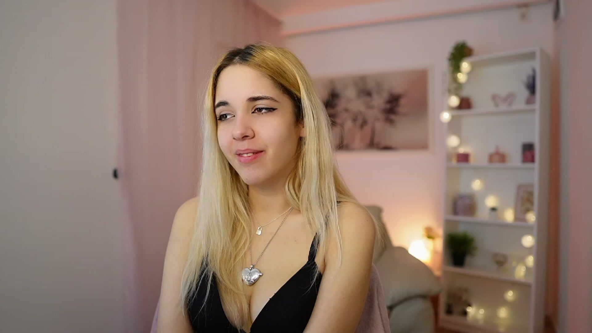Gallery image thumbnail from Katie_Kush18's myfreecams stream on, 12/27/2023, 10:48 image 17 of 20