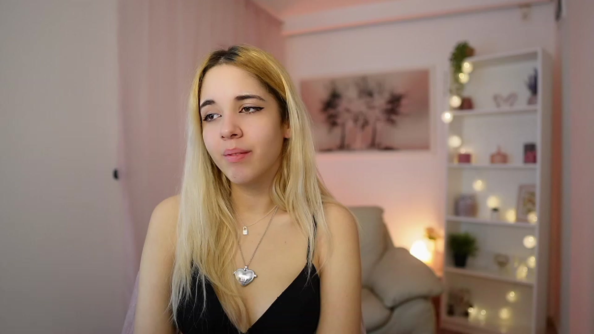 Gallery image thumbnail from Katie_Kush18's myfreecams stream on, 12/27/2023, 10:48 image 14 of 20