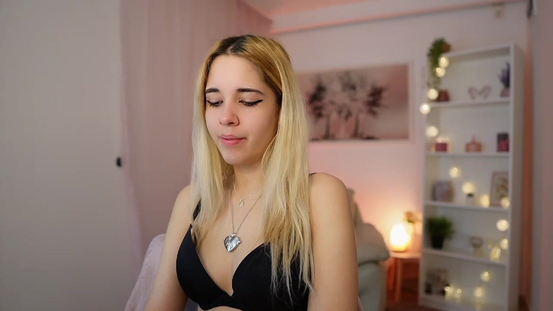 Gallery image thumbnail from Katie_Kush18's myfreecams stream on, 12/28/2023, 11:17 image 15 of 20