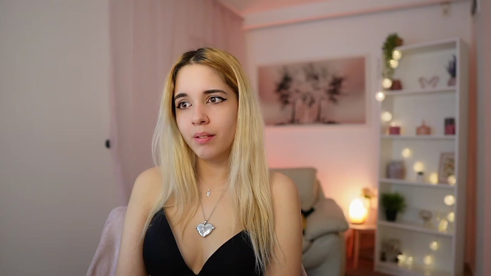 Gallery image thumbnail from Katie_Kush18's myfreecams stream on, 12/28/2023, 11:17 image 16 of 20