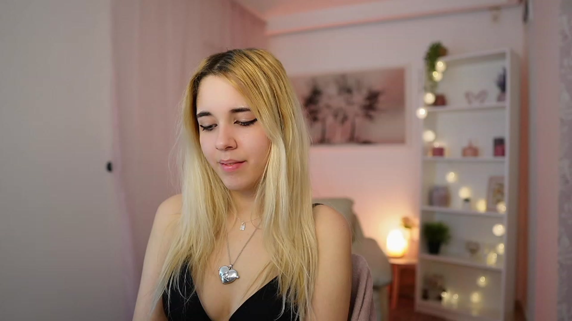 Gallery image thumbnail from Katie_Kush18's myfreecams stream on, 12/28/2023, 13:49 image 17 of 20