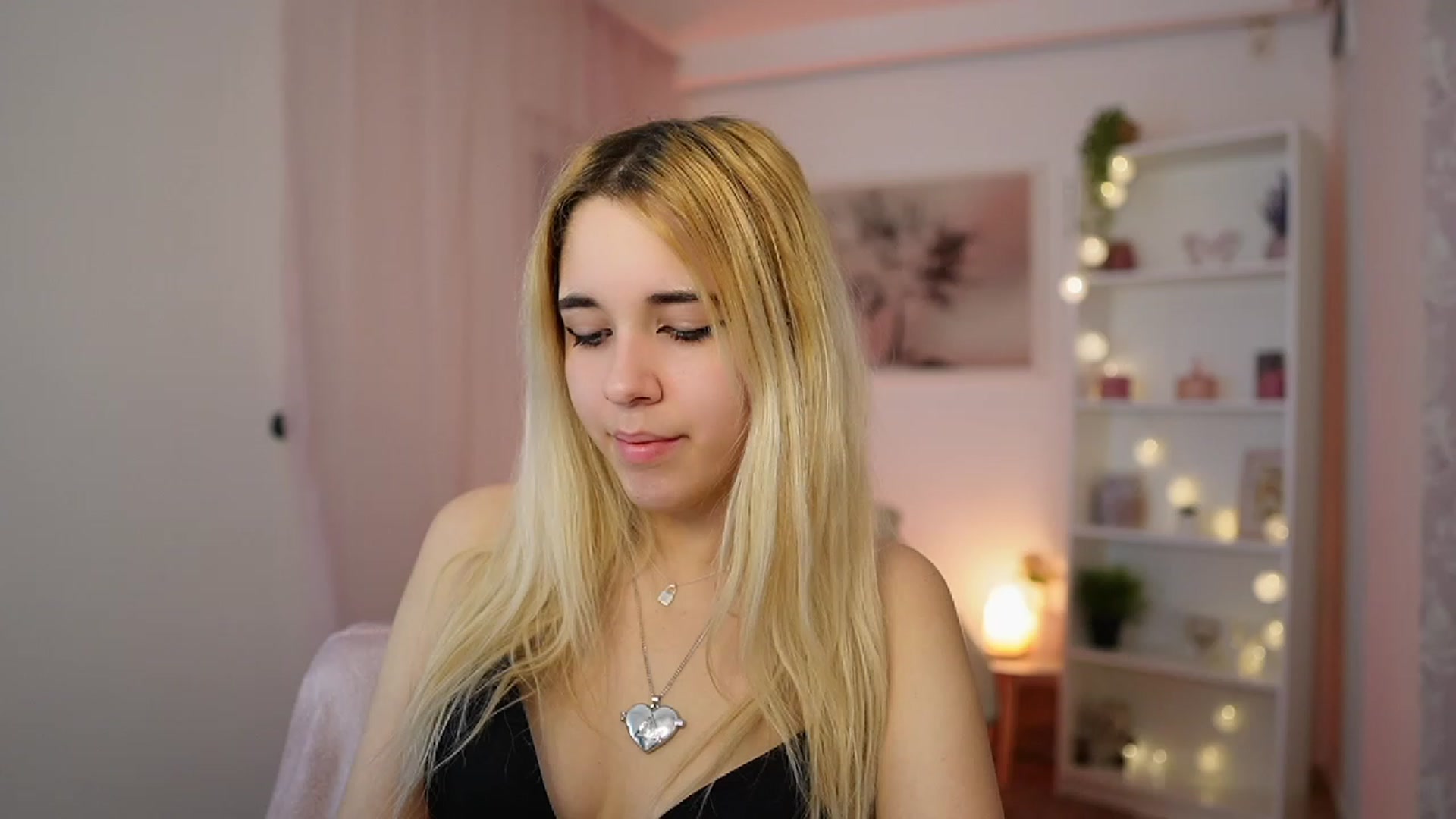 Gallery image thumbnail from Katie_Kush18's myfreecams stream on, 12/28/2023, 13:49 image 12 of 20
