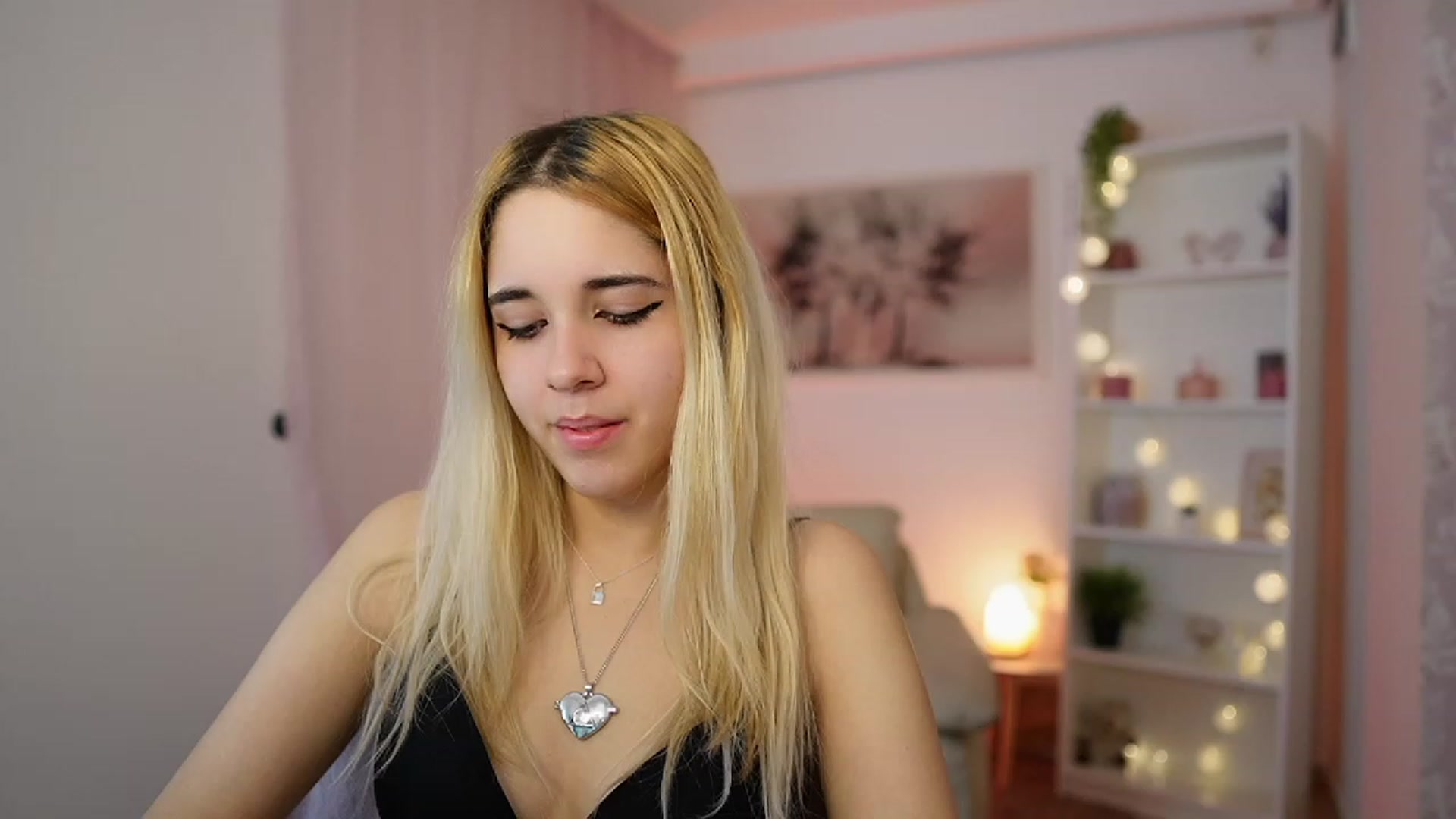 Gallery image thumbnail from Katie_Kush18's myfreecams stream on, 12/28/2023, 13:49 image 6 of 20