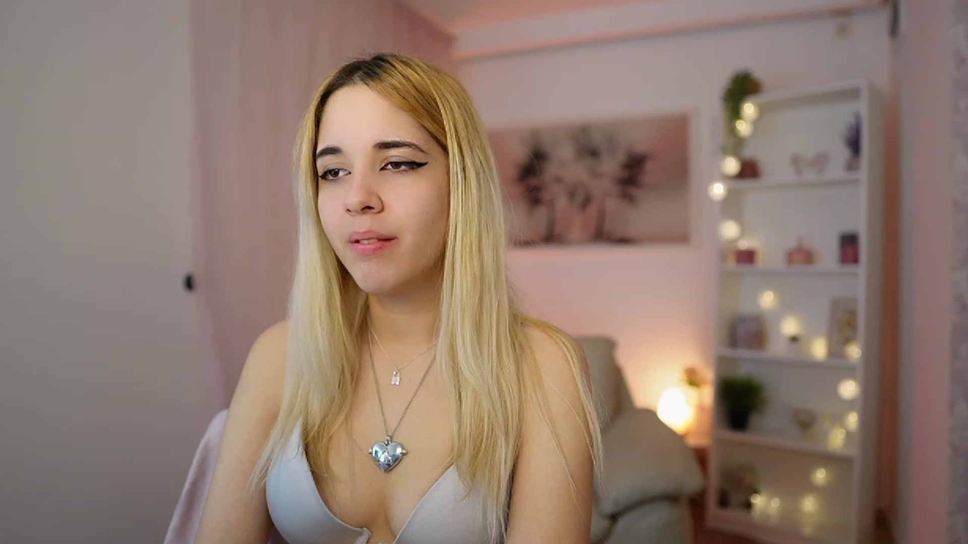 Gallery image thumbnail from Katie_Kush18's myfreecams stream on, 12/29/2023, 11:57 image 12 of 20
