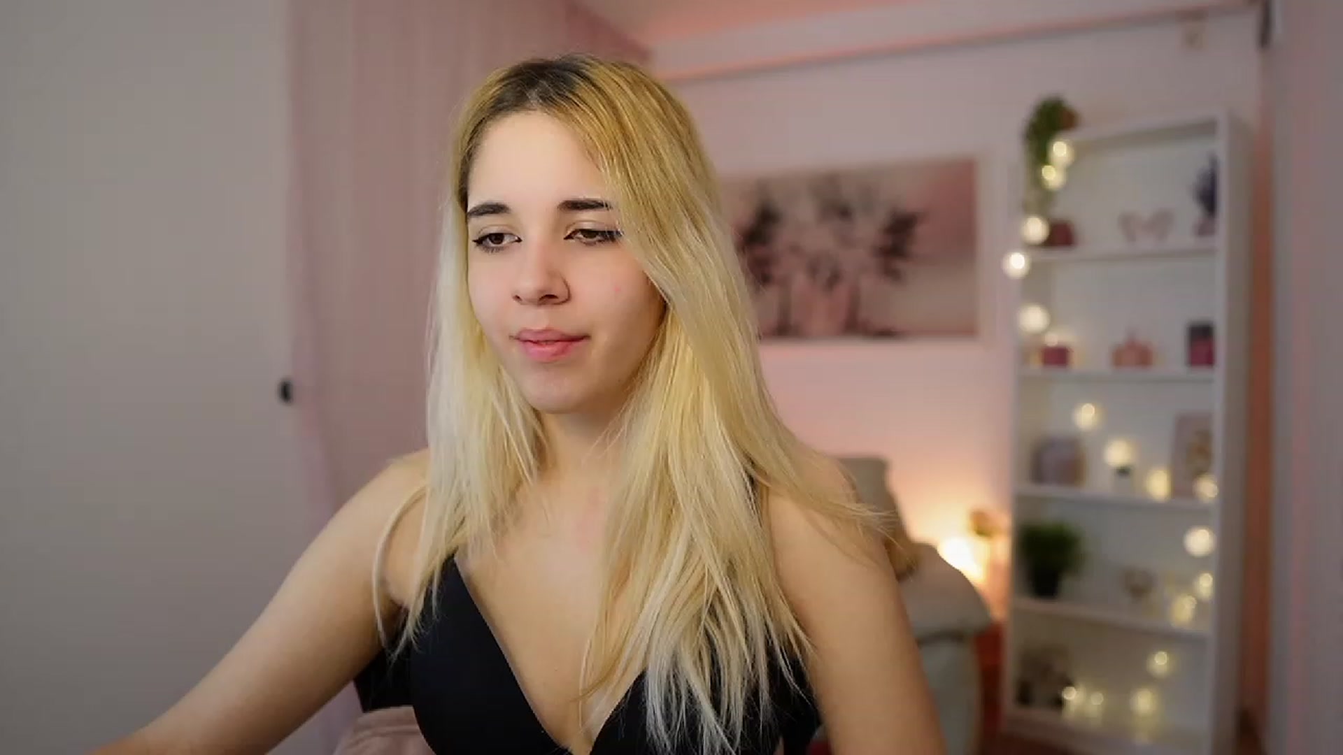 Gallery image thumbnail from Katie_Kush18's myfreecams stream on, 01/03/2024, 10:14 image 3 of 20
