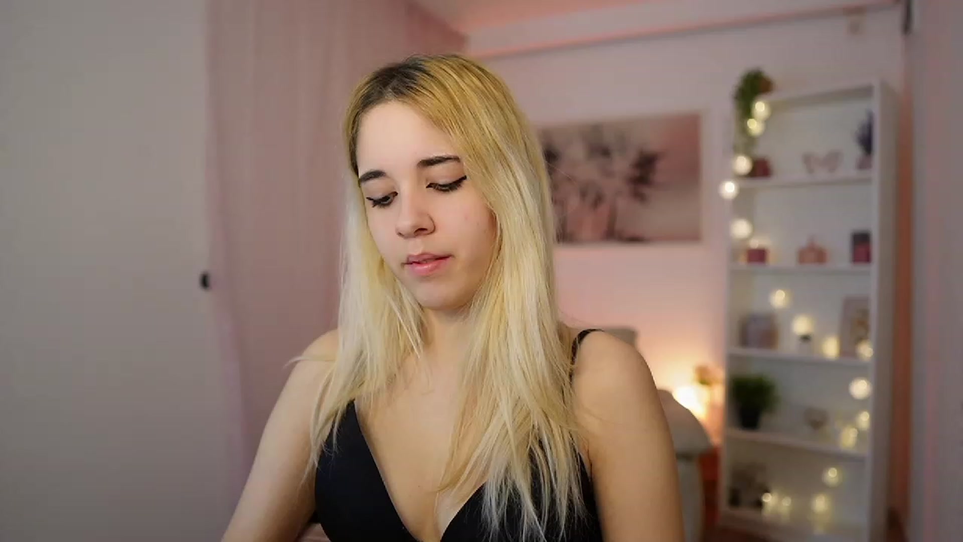 Gallery image thumbnail from Katie_Kush18's myfreecams stream on, 01/03/2024, 10:14 image 7 of 20
