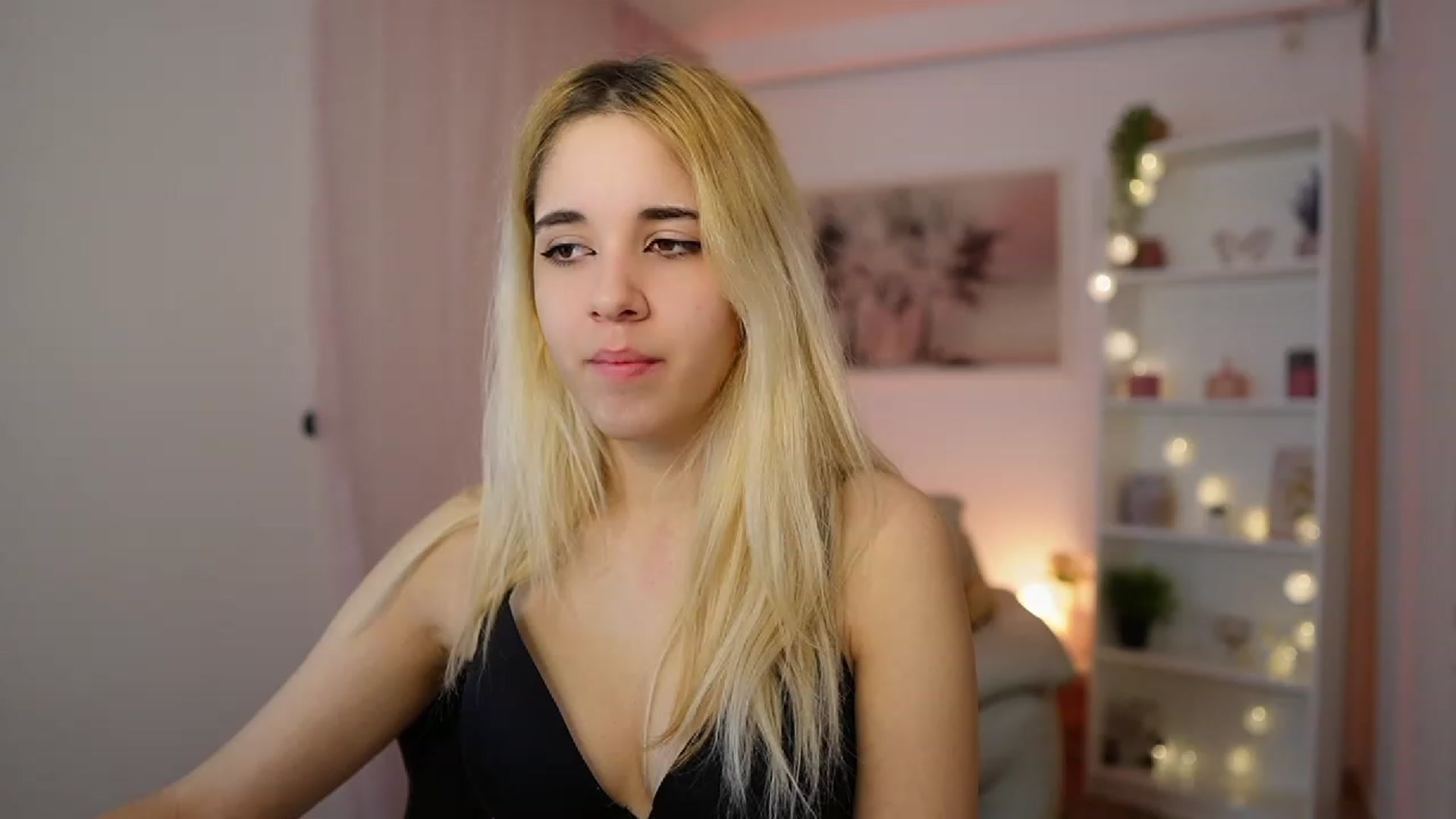 Gallery image thumbnail from Katie_Kush18's myfreecams stream on, 01/03/2024, 10:14 image 1 of 20
