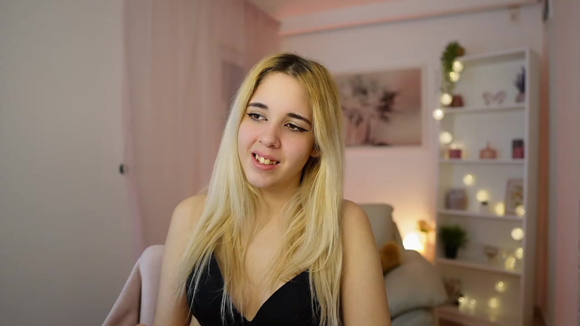 Gallery image thumbnail from Katie_Kush18's myfreecams stream on, 01/03/2024, 13:51 image 12 of 20