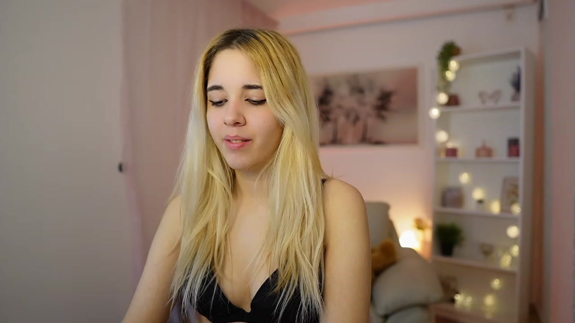 Gallery image thumbnail from Katie_Kush18's myfreecams stream on, 01/03/2024, 13:51 image 11 of 20