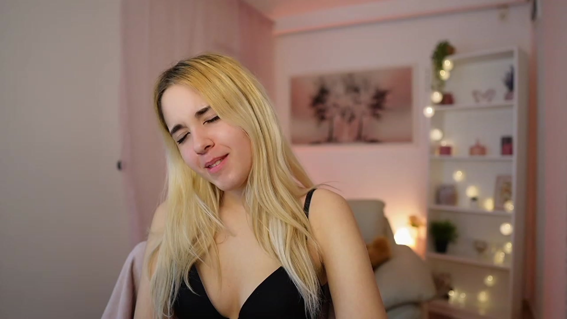 Gallery image thumbnail from Katie_Kush18's myfreecams stream on, 01/03/2024, 13:51 image 3 of 20