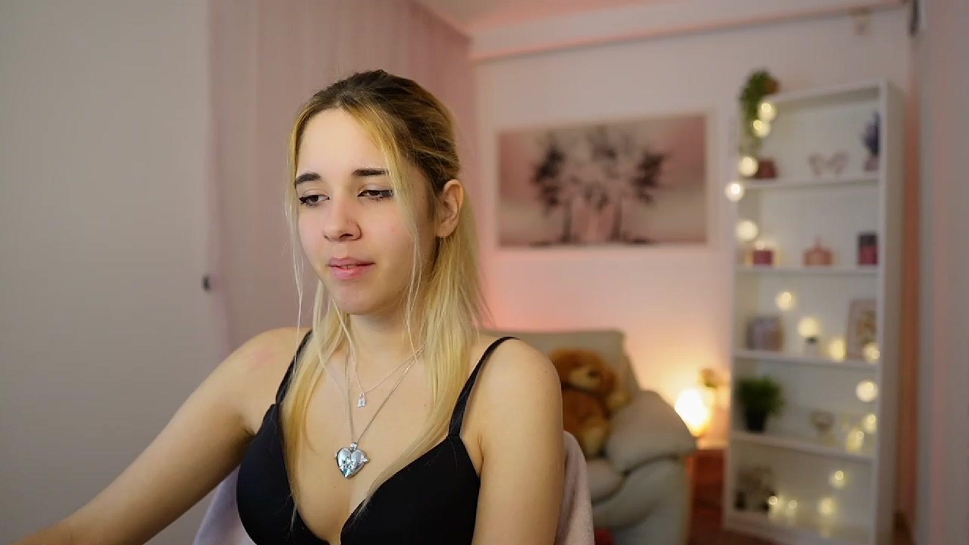 Gallery image thumbnail from Katie_Kush18's myfreecams stream on, 01/04/2024, 10:46 image 13 of 20