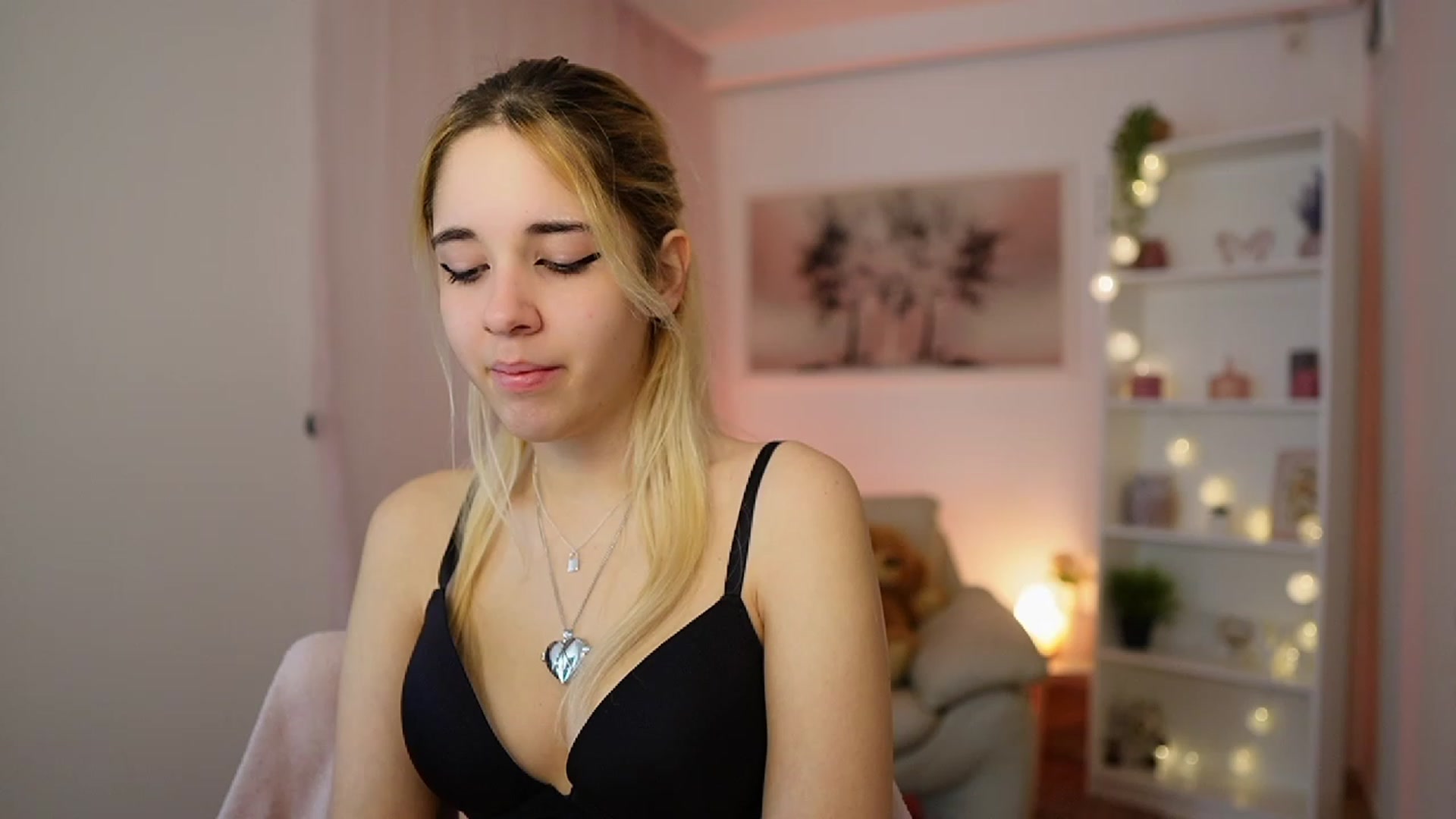 Gallery image thumbnail from Katie_Kush18's myfreecams stream on, 01/04/2024, 10:46 image 2 of 20