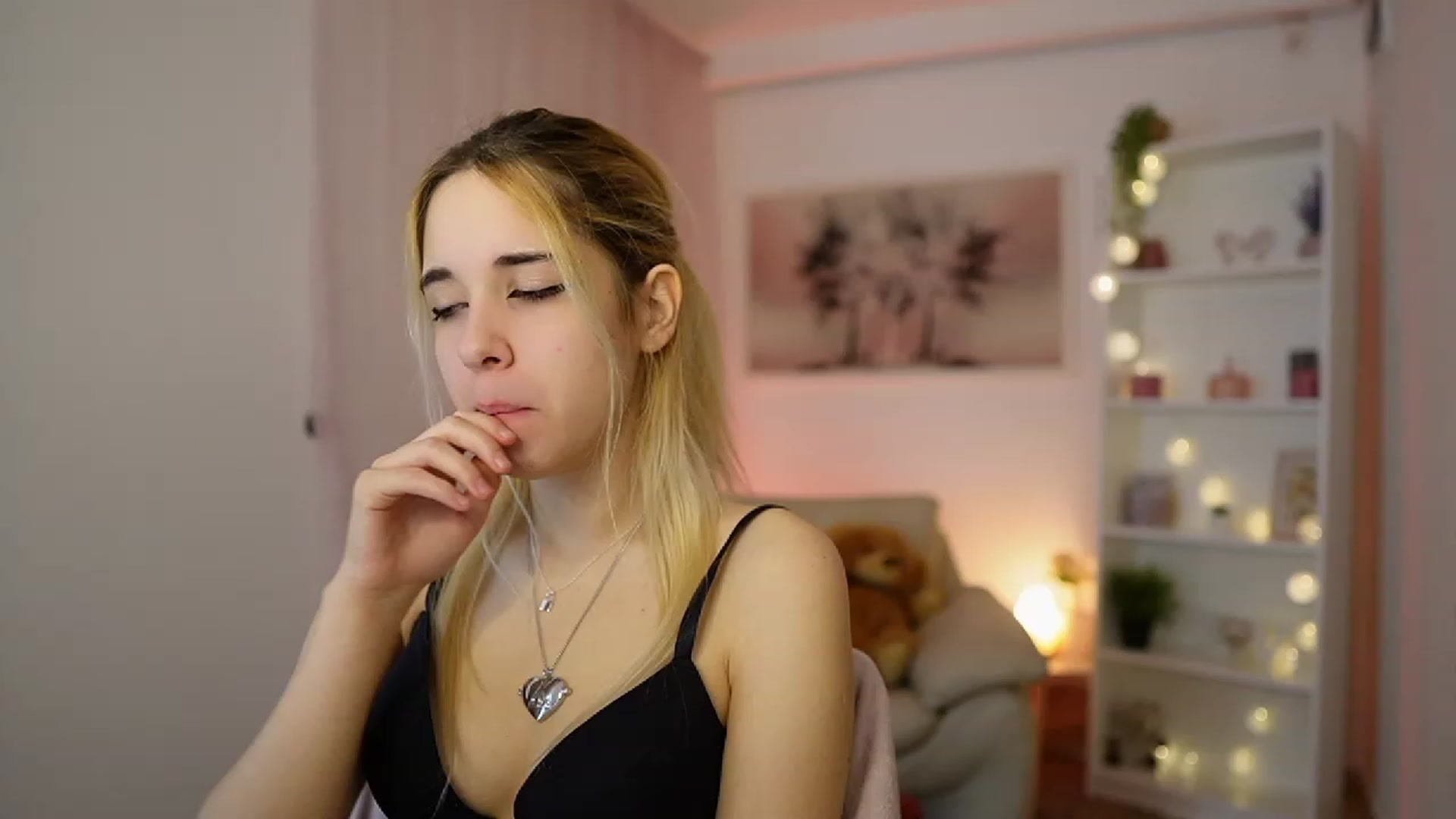 Gallery image thumbnail from Katie_Kush18's myfreecams stream on, 01/04/2024, 10:46 image 14 of 20