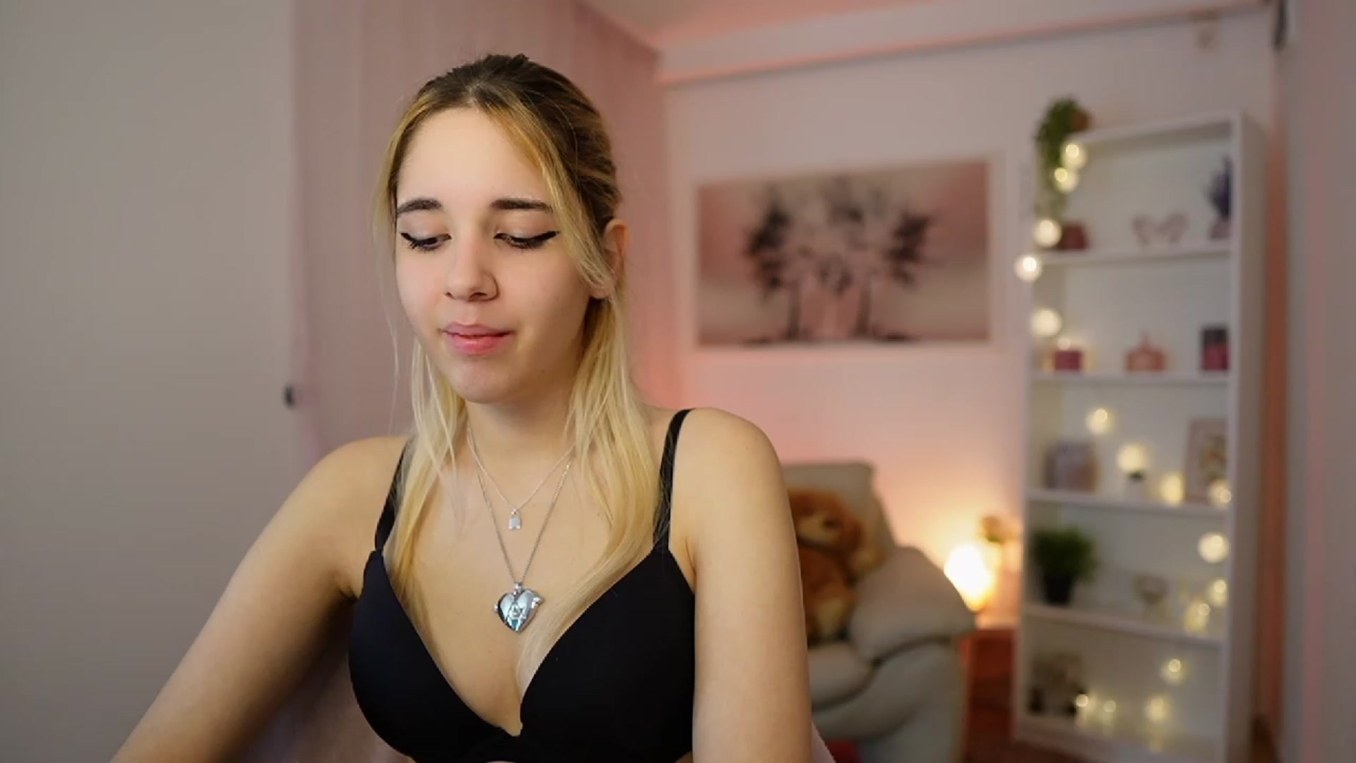 Gallery image thumbnail from Katie_Kush18's myfreecams stream on, 01/04/2024, 10:46 image 1 of 20