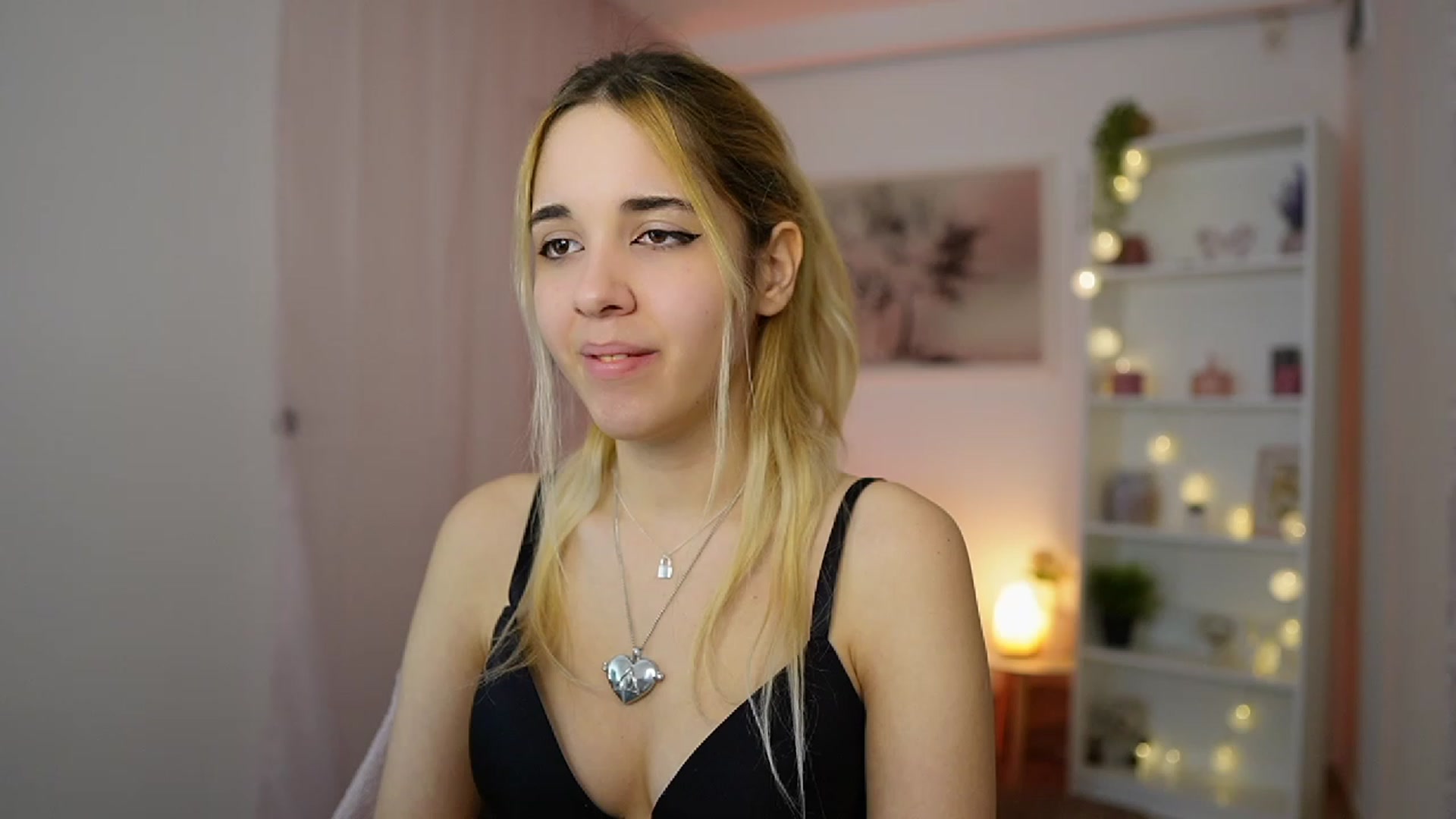Gallery image thumbnail from Katie_Kush18's myfreecams stream on, 01/11/2024, 11:17 image 19 of 20
