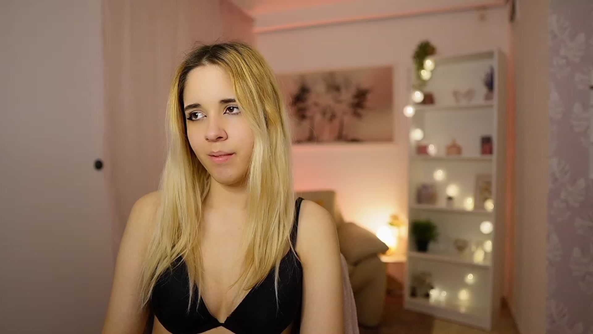 Gallery image thumbnail from Katie_Kush18's myfreecams stream on, 01/28/2024, 14:08 image 15 of 20