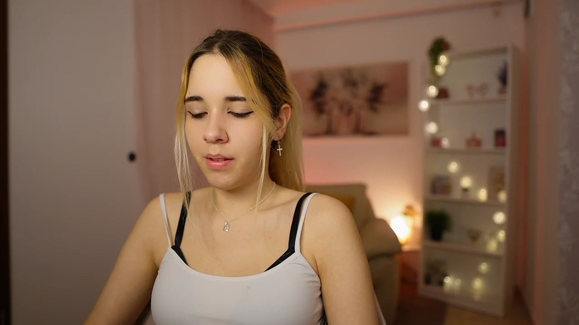 Gallery image thumbnail from Katie_Kush18's myfreecams stream on, 02/04/2024, 13:43 image 8 of 20